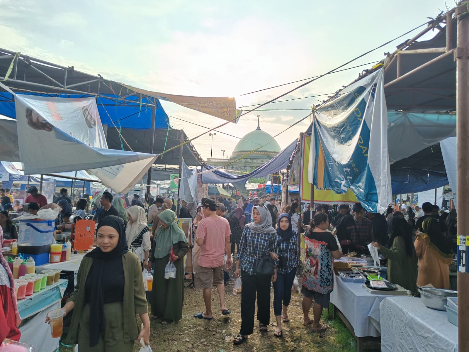 RAMAI: Warga tengah berburu kuliner di Bazar Ramadan Pagutan Permai.