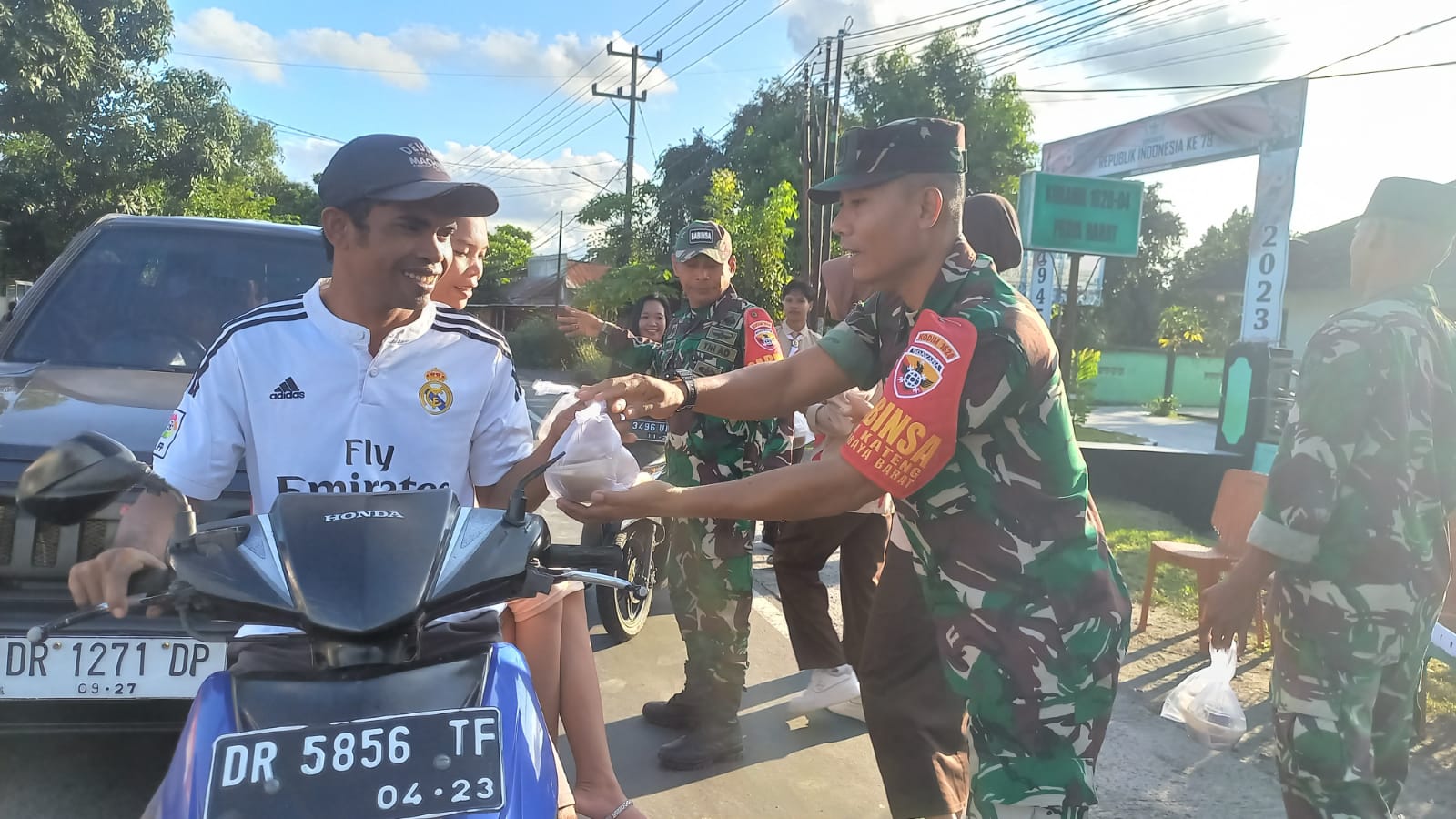 Suasana pembagian takjil gratis oleh Koramil Praya Barat bersama anggota Pramuka di jalan raya Batujai, Desa Penujak, Sabtu (30/3).
