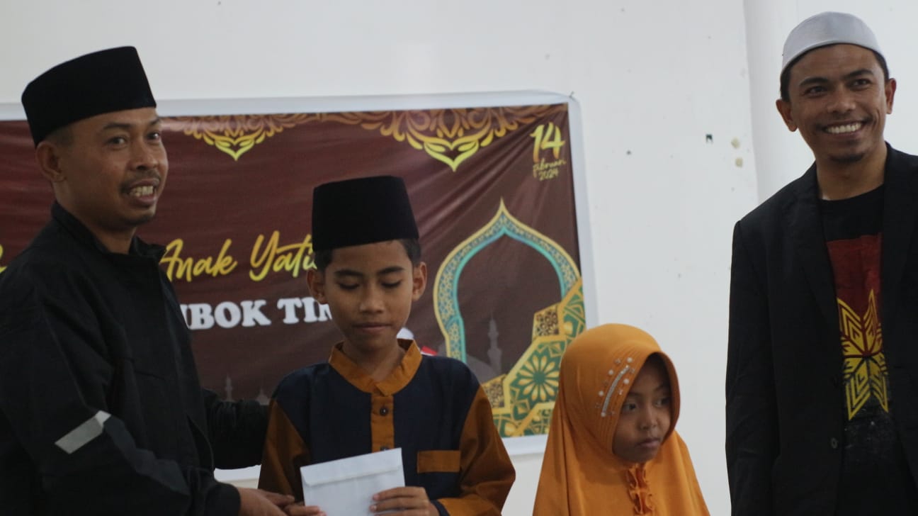 BENTUK KEPEDULIAN: Komisioner KPU Lotim saat memberikan santunan kepada anak yatim dan buka bersama di Lesehan Sekar Asri Lotim.