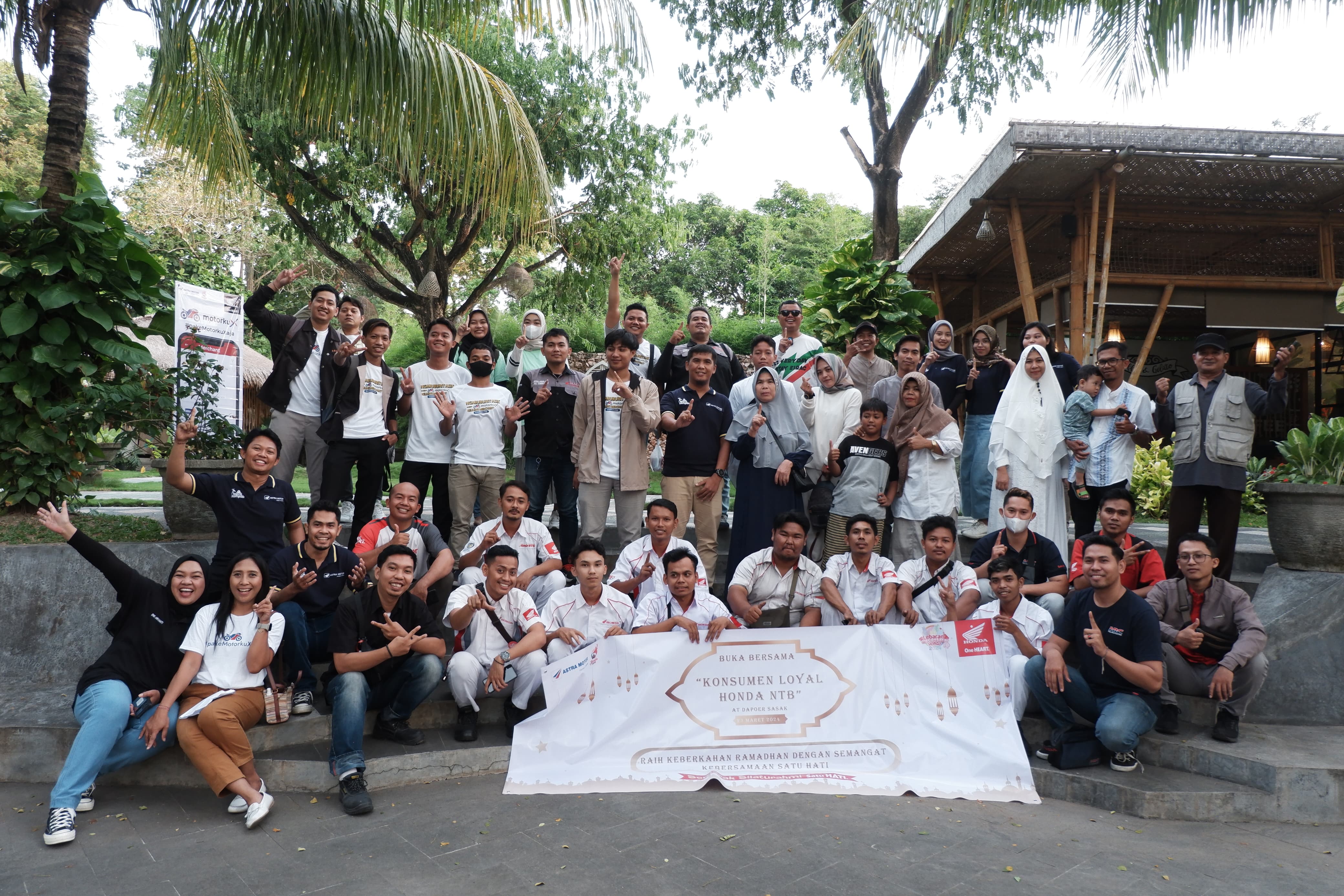 Foto bersama : konsumen loyal Honda bersama manajeman Astra Motor NTB. (Honda for Lombok Post)
