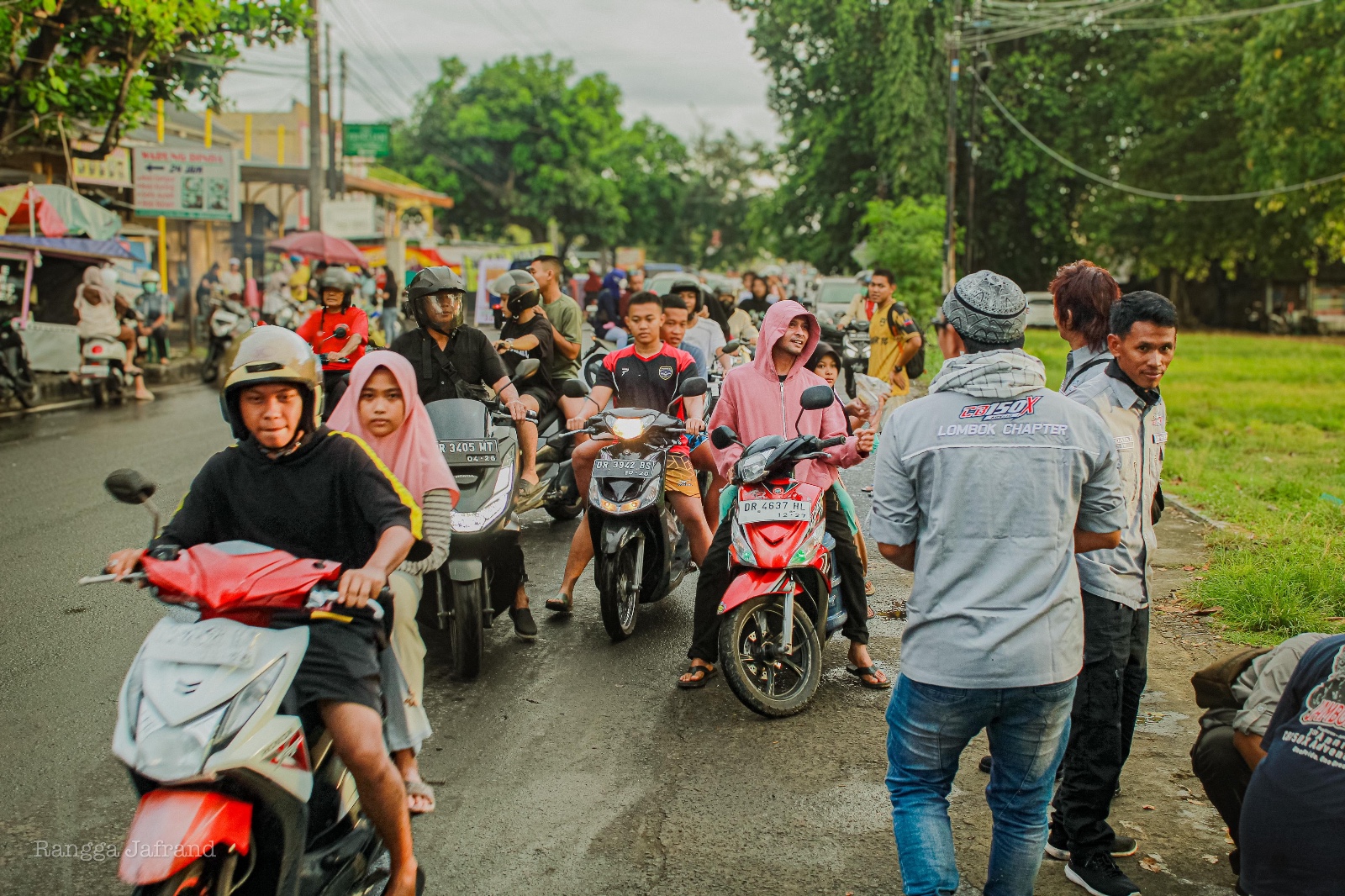 Suasana berbagi takjil komunitas Honda CBX. (Honda for Lombok Post)