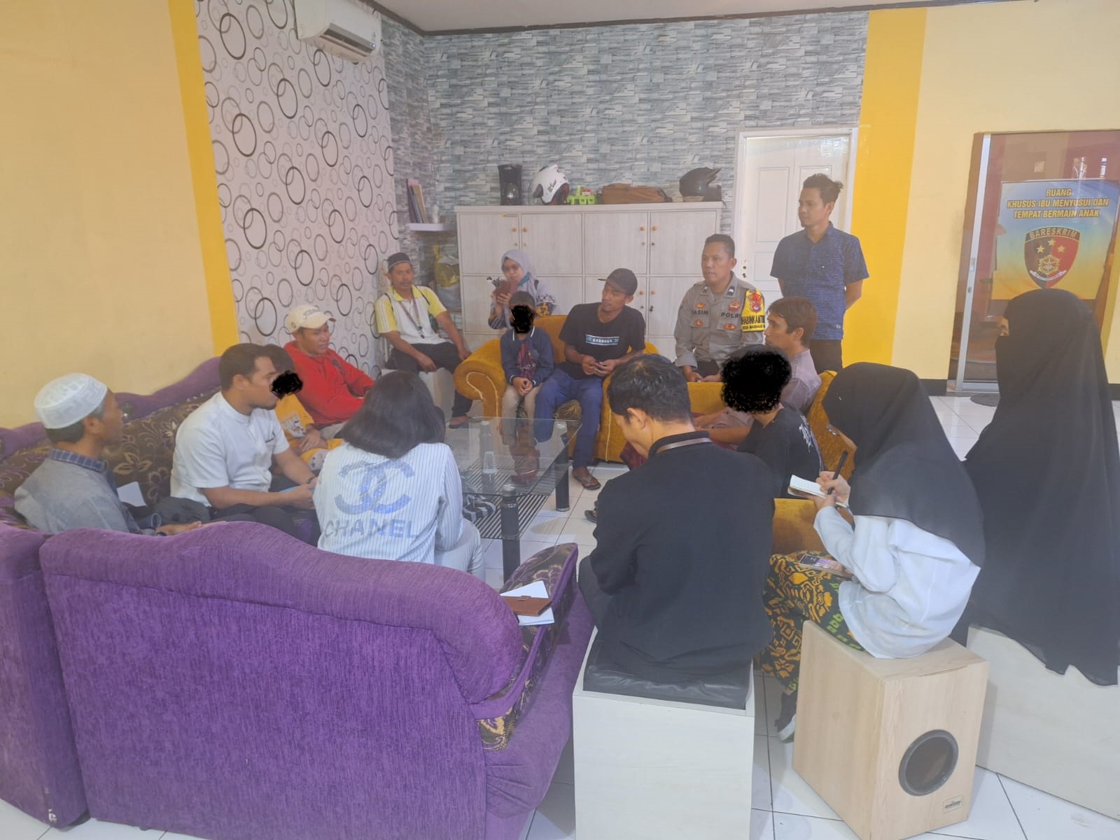 DAMAI: Orang tua korban dan pelaku bersama sejumlah pihak saat melakukan mediasi di Polres Lotim, akhir pekan lalu. (FOTO: POLRES LOMBOK TIMUR)