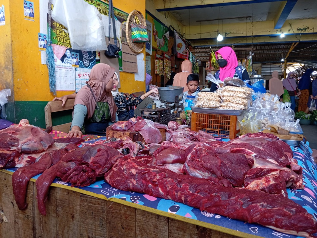 BANYAK DICARI: Salah satu penjual daging sapi di Pasar Kebon Roek, Ampenan. Harga daging sapi diprediksi melonjak mulai H-2 lebaran.(FERIAL/LOMBOK POST)