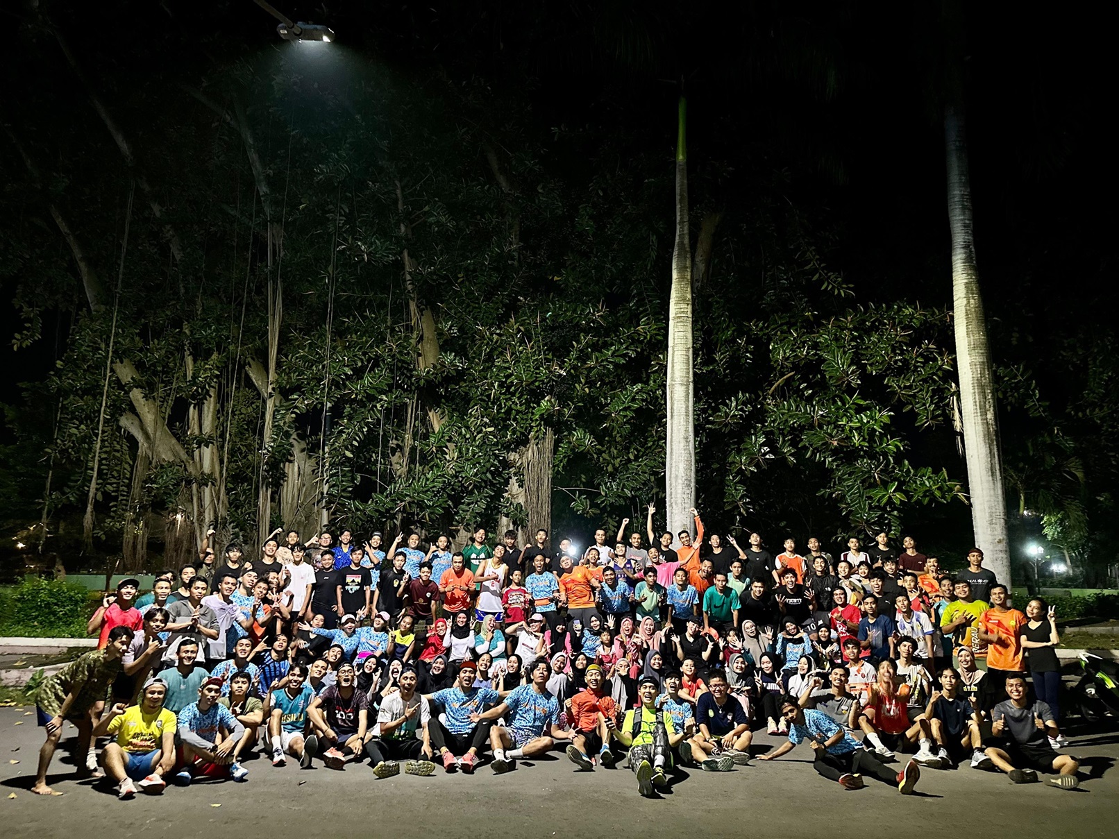 LARI: Komunitas Be-Rari saat lari pada malam hari di jalan raya Kota Selong, belum lama ini. (FOTO: SUPARDI/LOMBOK POST)