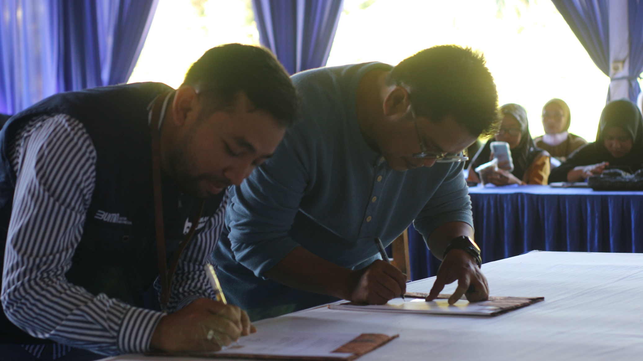 TANDA TANGAN: Wakil Direktur Konsepsi NTB bersama Supervisor Rumah BUMN saat menandatangani MoU untuk melakukan pendampingan terhadap kelompok UMKM Perempuan rentan. (FOTO: SUPARDI/LOMBOK POST)