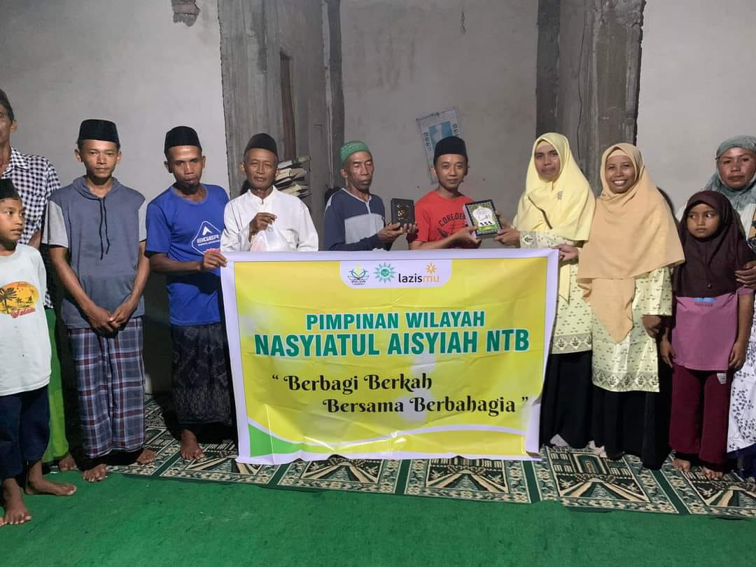 BERBAGI: Pengurus PWNA NTB saat menggelar safari Ramadan di Desa Jagaraga, Lombok Barat, Minggu (31/3). (FOTO: PWNA NTB)