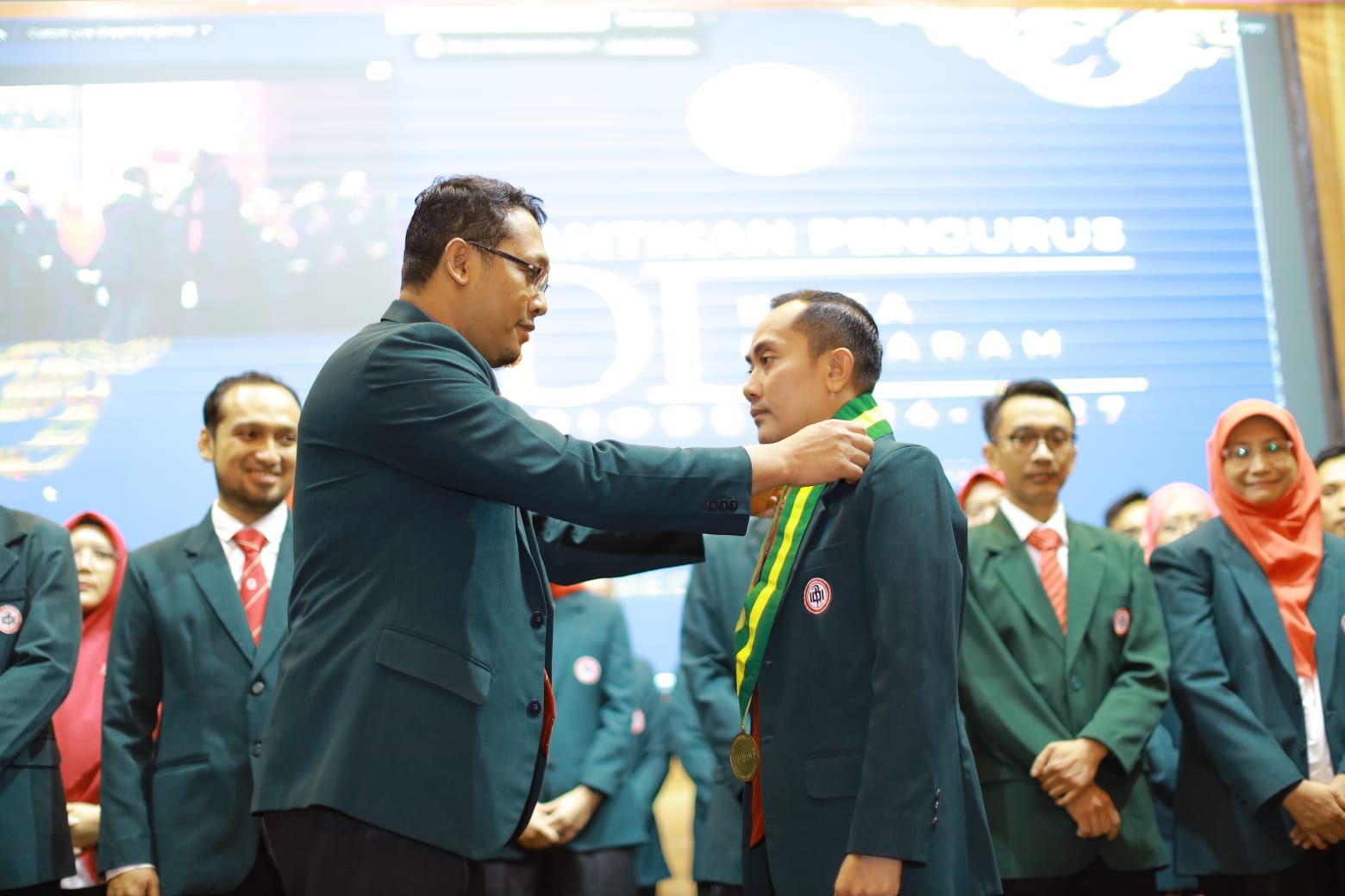 RESMI: Pengalungan kalung pengurus oleh Ketua IDI Wilayah NTB Dr. dr. Rohadi (kiri) kepada Ketua IDI Cabang Kota Mataram dr. Emirald Isfihan