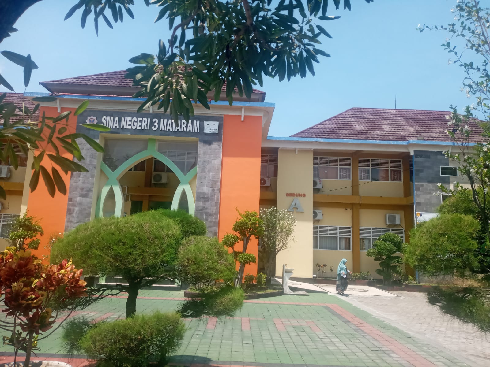 ASRI: Seorang guru SMAN 3 Mataram berjalan pulang di sekolah setempat, pekan lalu. (ROJAI/LOMBOK POST)