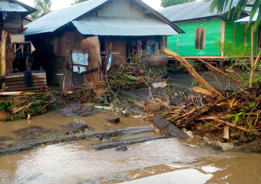 DIHANTAM BANJIR: Kondisi rumah warga yang diterpa bencana banjir, nampak genangan air dan sisa-sisa ranting pepohonan yang terseret arus . (FOTO: BPBD NTB).