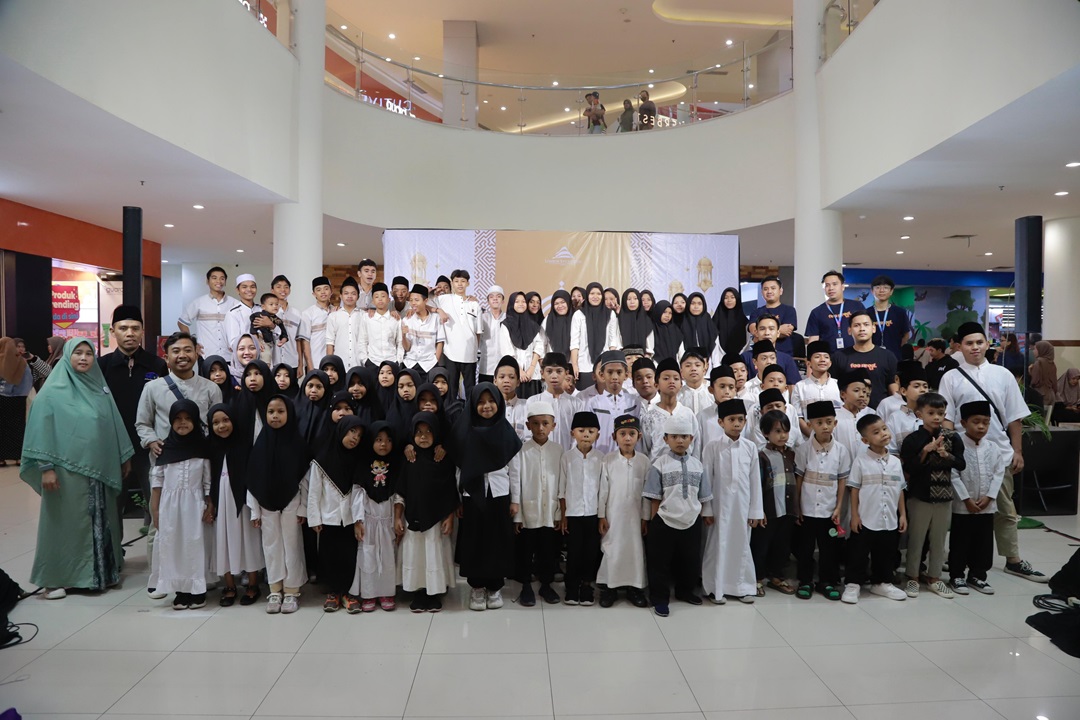 BUKA BERSAMA: Sebanyak 100 anak yatim yang mengikuti kegiatan buka bersama di hari terakhir kegiatan Ramadan Radiance, di lower ground Lombok Epicentrum Mall (LEM), Minggu (31/3).(Ist/Lombok Post)