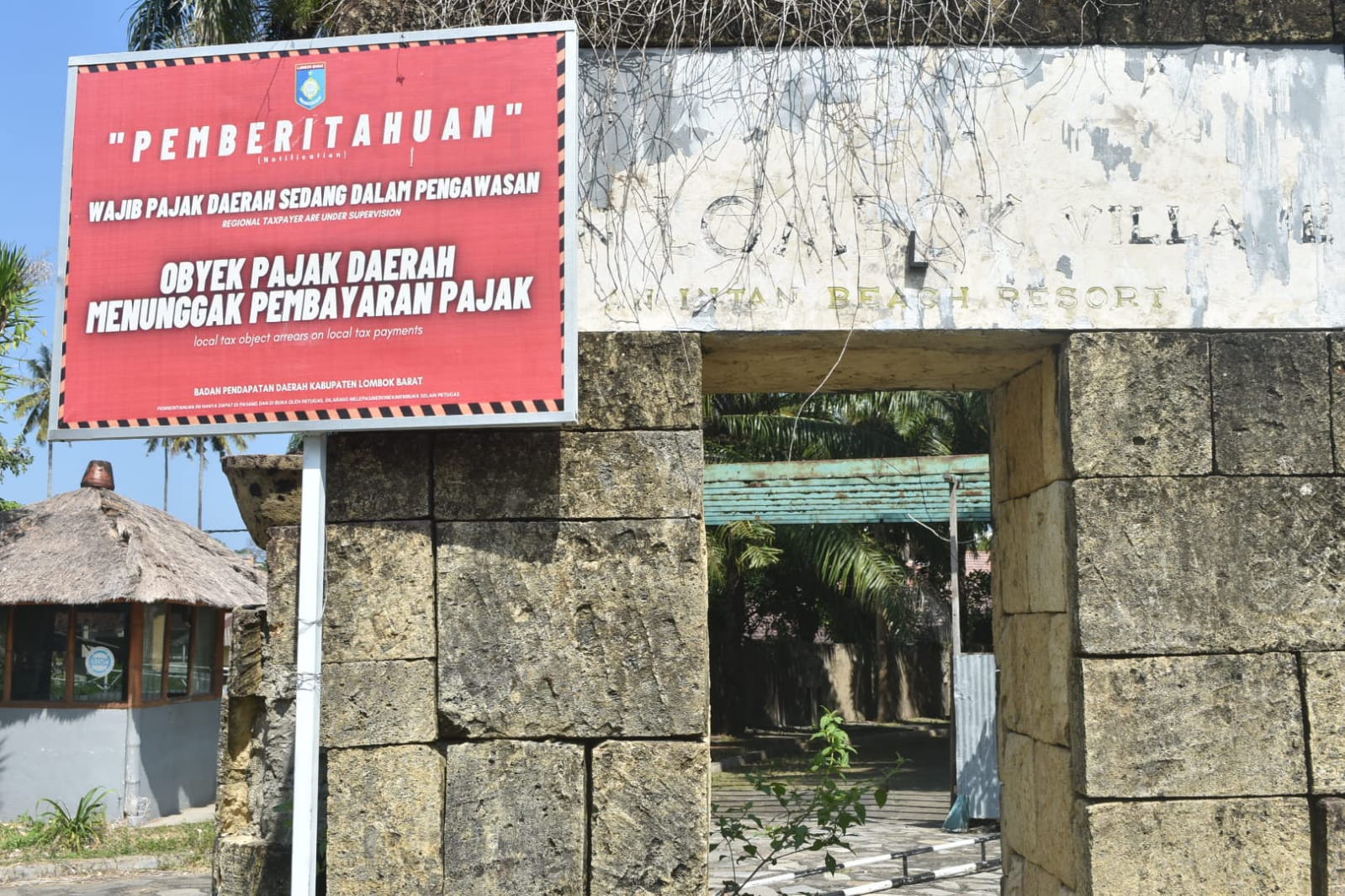 DISEGEL : Penyegelan Hotel Santosa Senggigi yang dilakukan Bapenda Lobar, beberapa waktu lalu.&nbsp;(FOTO: ISTIMEWA)