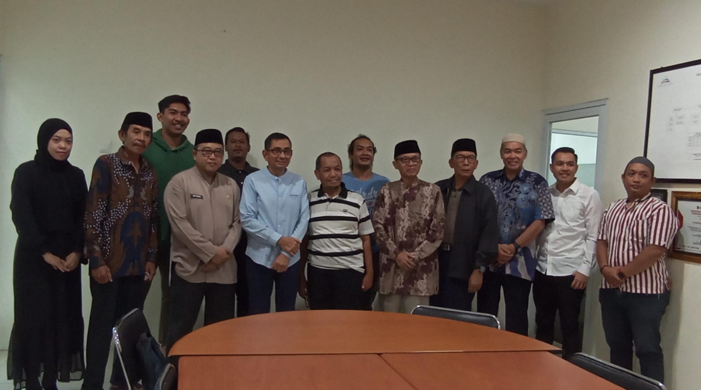 MATANGKAN PERSIAPAN: GM LEM Salim Abdad bersama dengan PHBI Masjid Raudhatul Jannah dan perwakilan Pemkot Mataram usai matangkan persiapan salat Idul Fitri 1445 H. (FERIAL/LOMBOK POST)