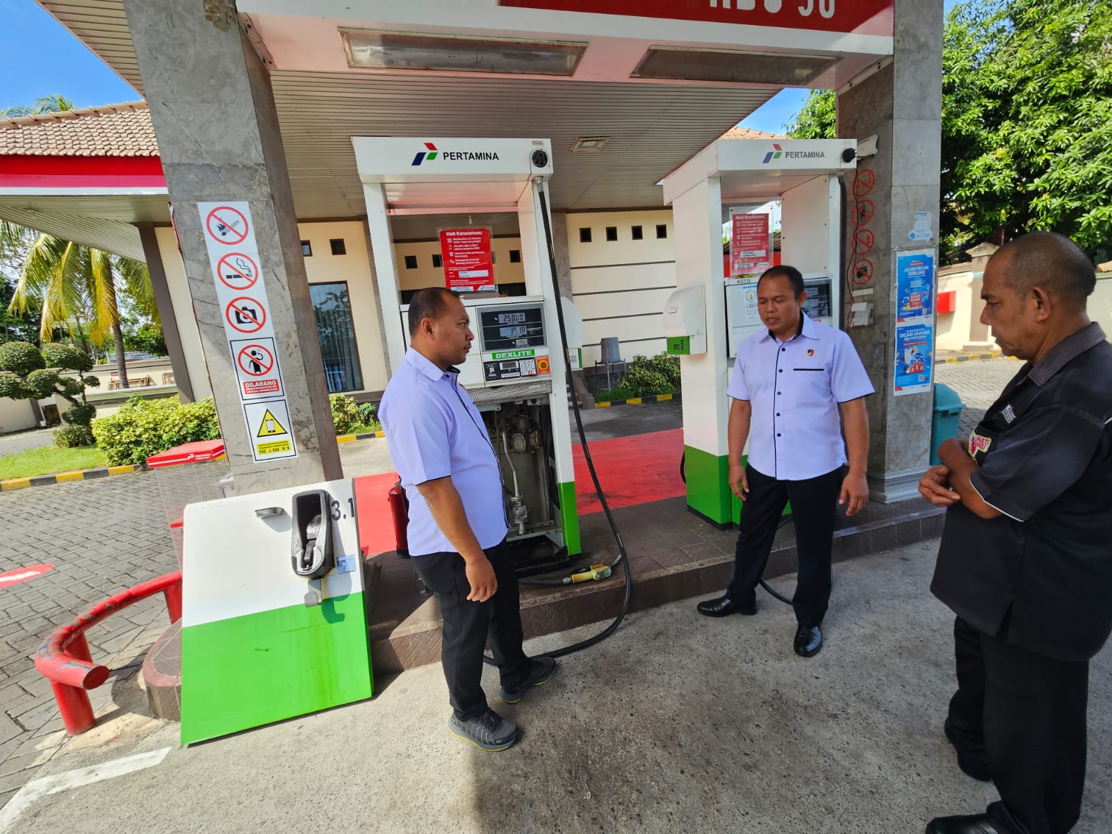 Tim Subdit IV Tipidter Ditreskrimsus Polda NTB melakukan pengecekan salah satu SPBU di Mataram, Selasa (2/4).