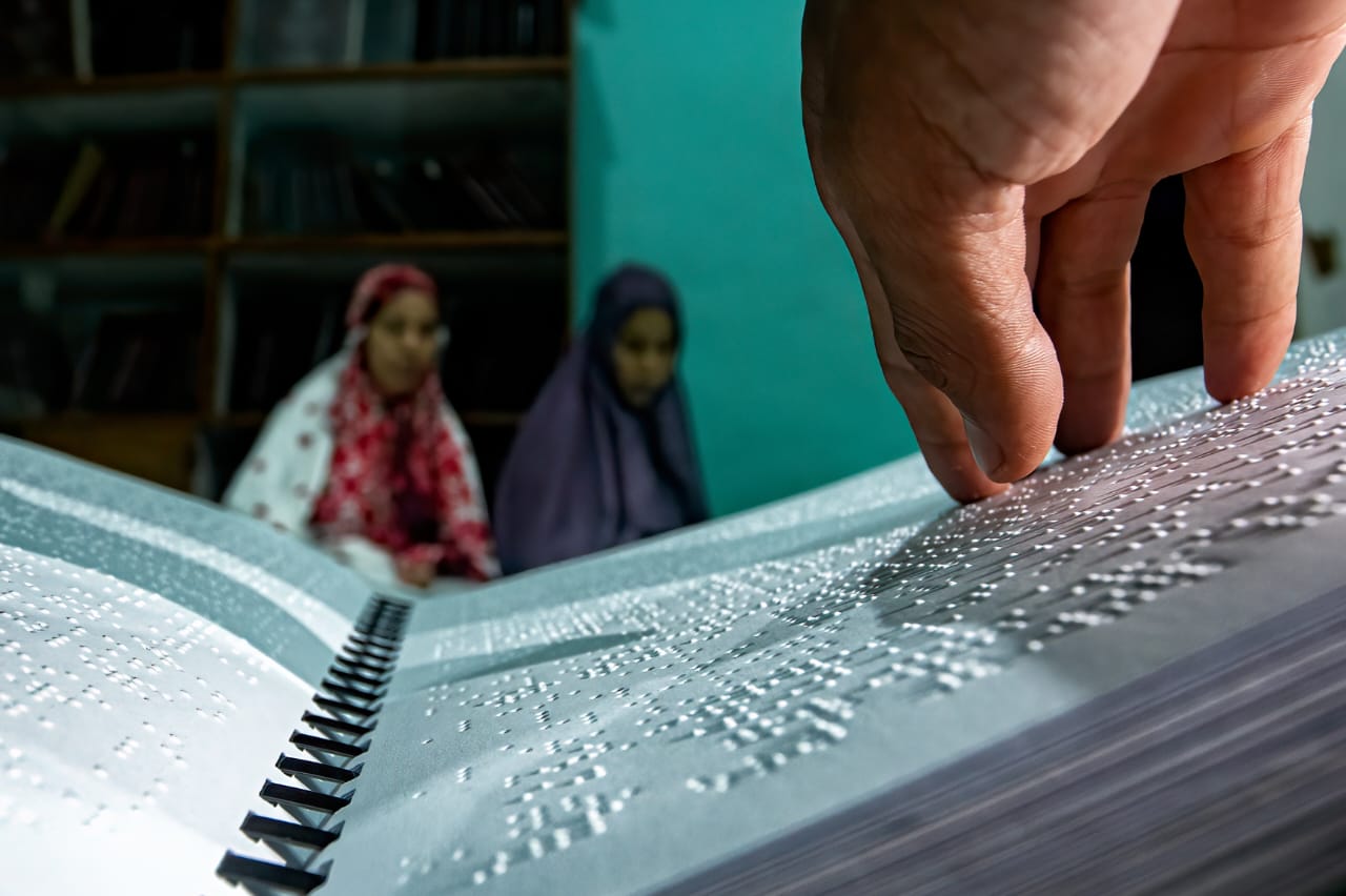 IBADAH: Pelajar di Yayasan Tunanetra Almahsyar, SLB A YPTN Mataram, tengah melakukan tadarus menggunakan Alquran Braille.