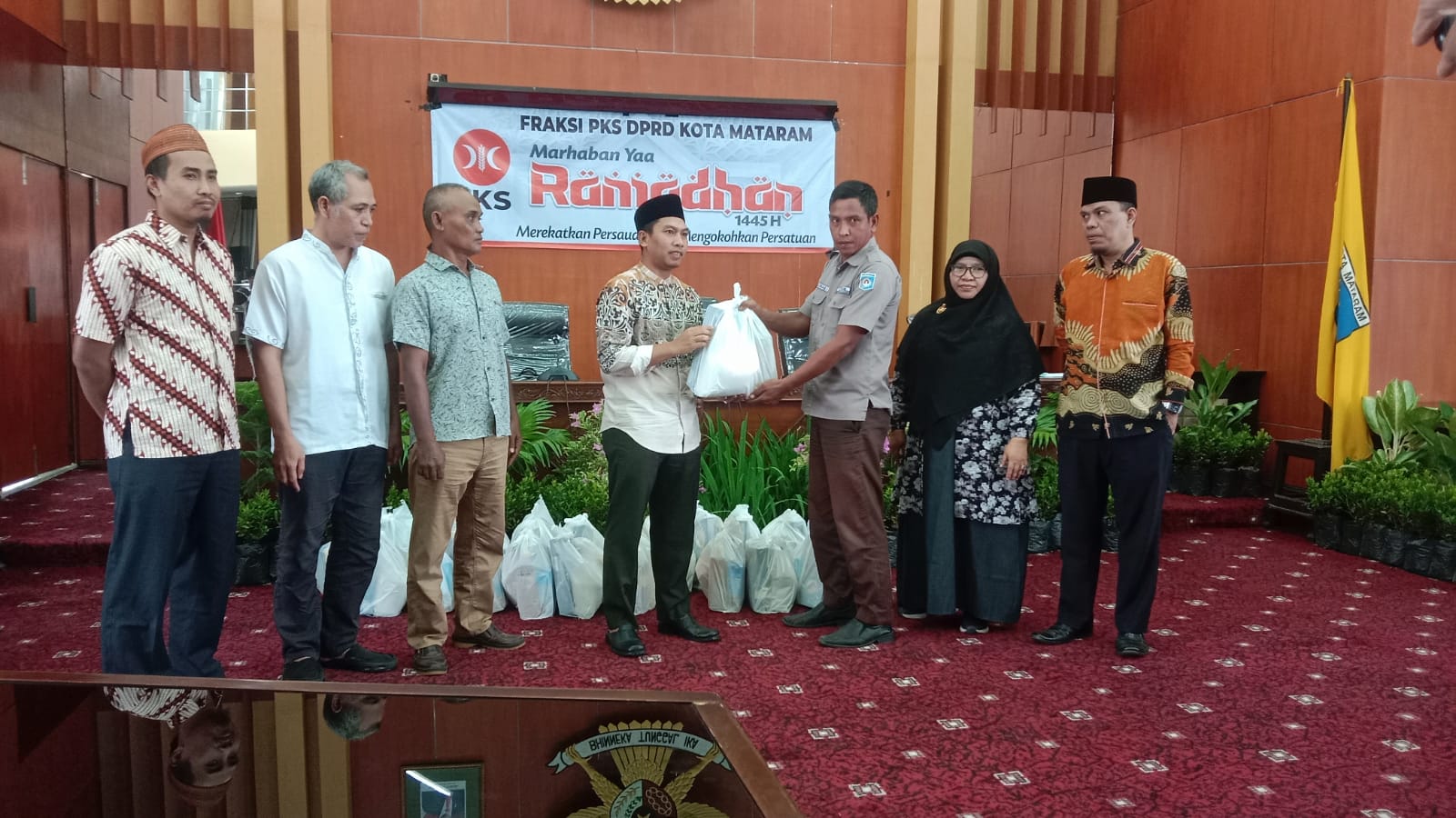 SIMBOLIK: Ketua DPD PKS Kota Mataram Ismul Hidayat menyerahkan paket sembako pada perwakilan honorer lingkup DPRD Kota Mataram.