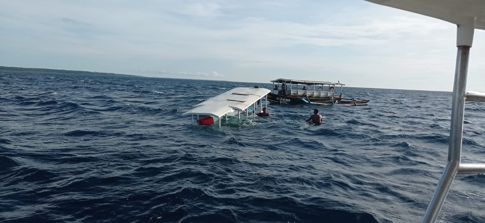 TENGGELAM: Kondisi perahu milik para pemancing usai dihantam ombak di sekitar Gili Lampu, Kecamatan Sambelia, Lombok Timur, Minggu (31/3).