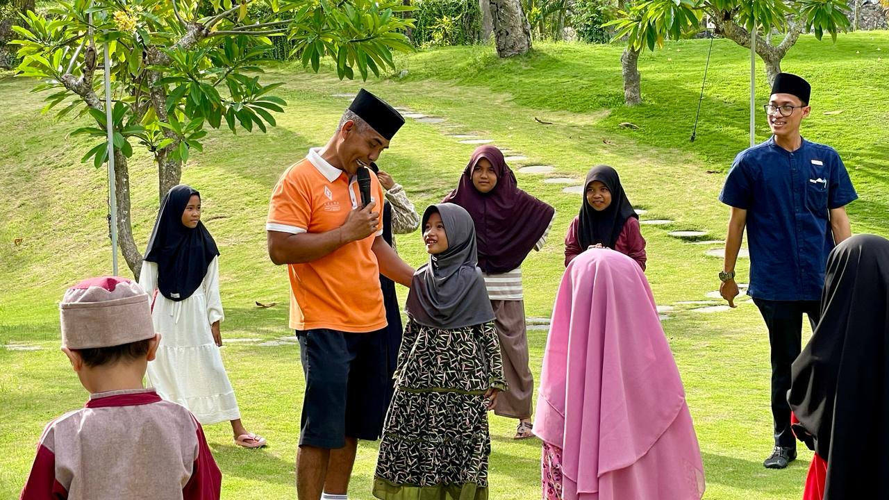BUKBER: Management Aruna Senggigi saat berikan santunan, bukber, dan games bersama anak yatim piatu di Desa Senggigi, Kamis (28/3).