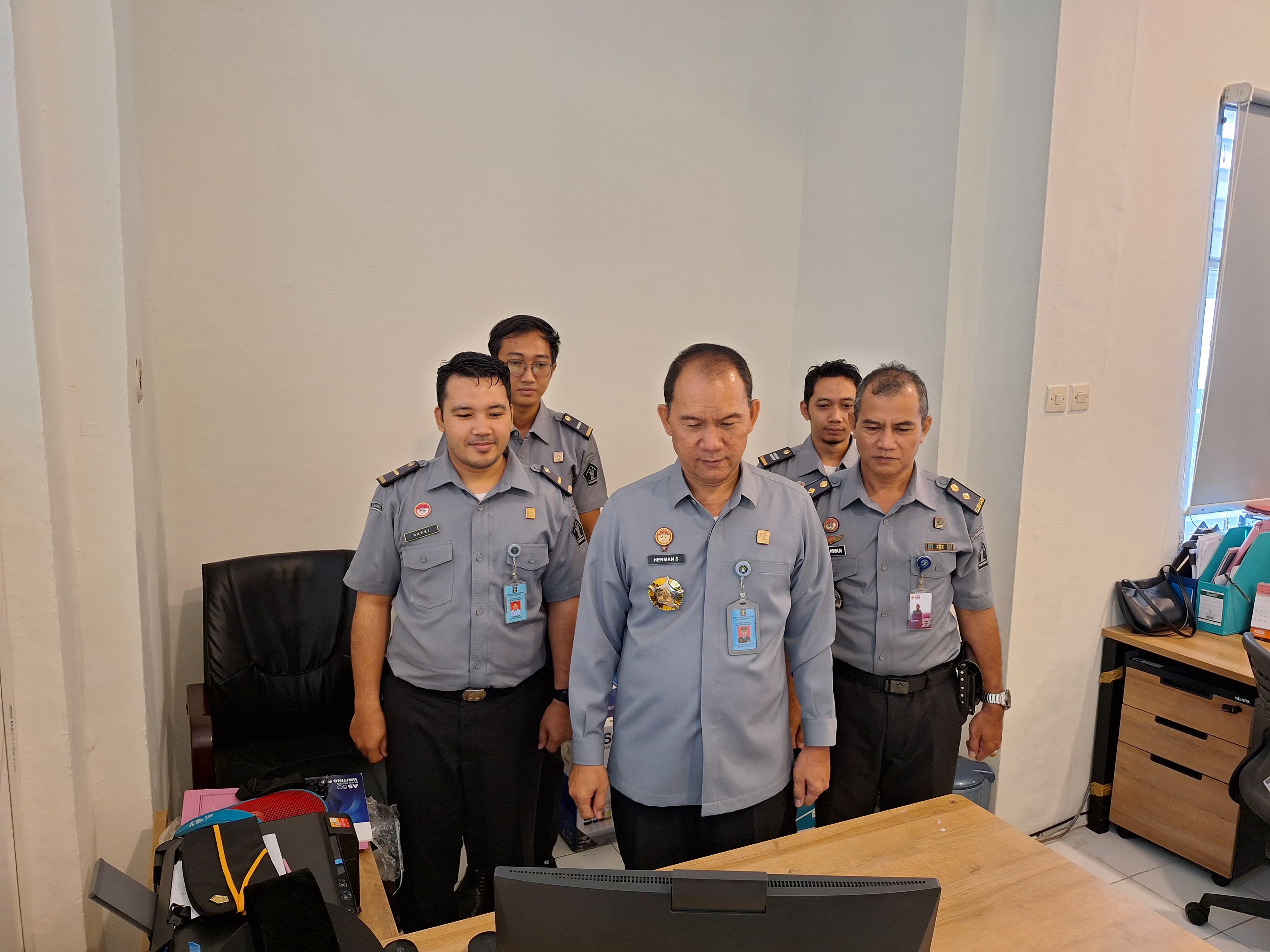 APEL DARING: Kepala Divisi Pemasyarakatan Kanwil Kemenkumham NTB Herman Sawiran beserta jajaran mengikuti Apel Kesiapan Pengamanan Hari Raya Idul Fitri, Senin (1/4).