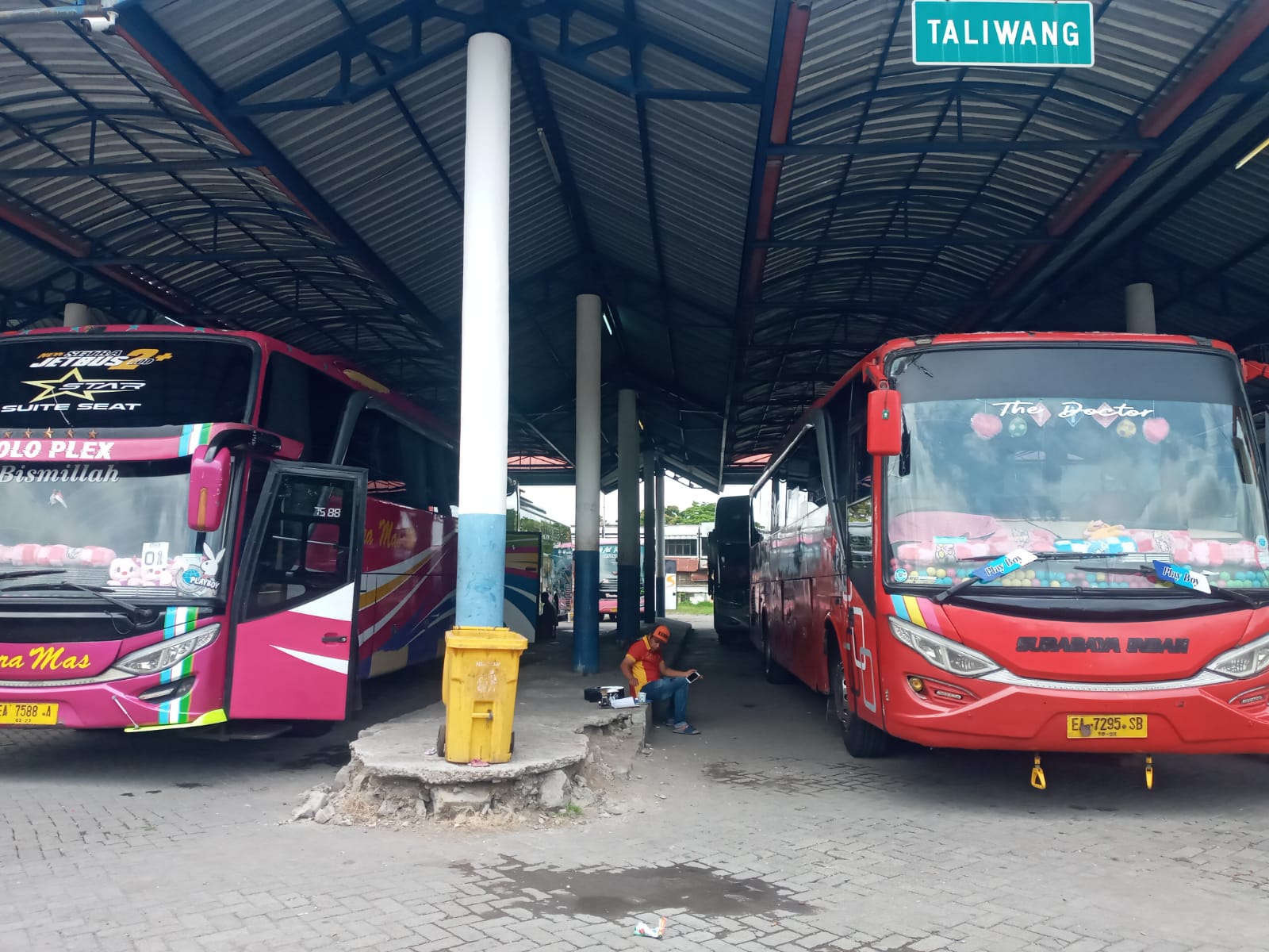 JANGAN UGAL-UGALAN: Bus menunggu penumpang Terminal Mandalika, Kota Mataram. Di momen mudik lebaran tahun ini, harga tiket bus harus dikendalikan. (FOTO: DOK/LOMBOK POST)
