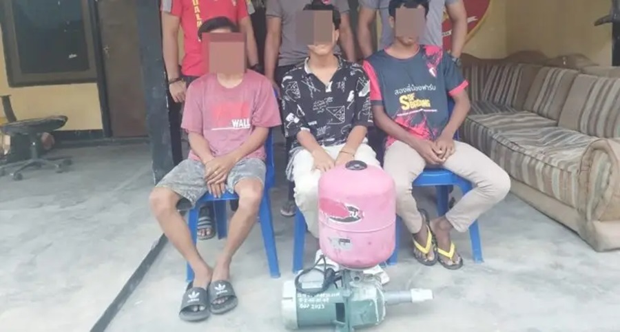 INI PELAKUNYA: Tiga pelaku pencurian mesin pompa air diamankan bersama barang bukti, kemarin.(POLRES SUMBAWA FOR LOMBOK POST)