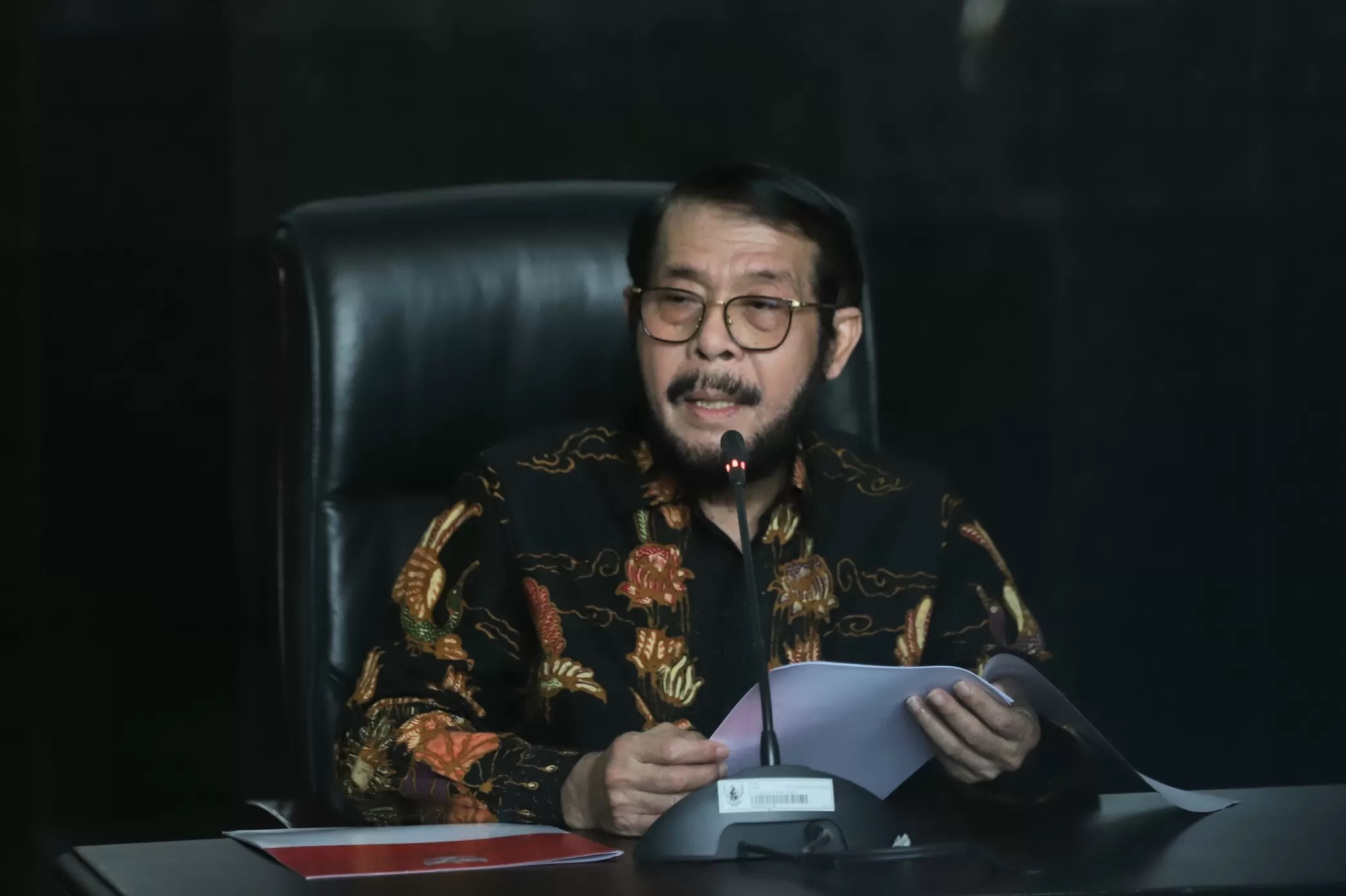 Hakim Mahkamah Konstitusi Anwar Usman saat konferensi pers setelah terbukti melakukan pelanggaran berat di Gedung MK, Jakarta.