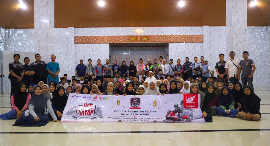 BERBAGI: Komunitas Honda ADV Indonesia chapter Lombok (HAI) bersama santri dan anak asuh Ponpes Yadinu Masbagik, belum lama ini. (HONDA FOR LOMBOK POST)