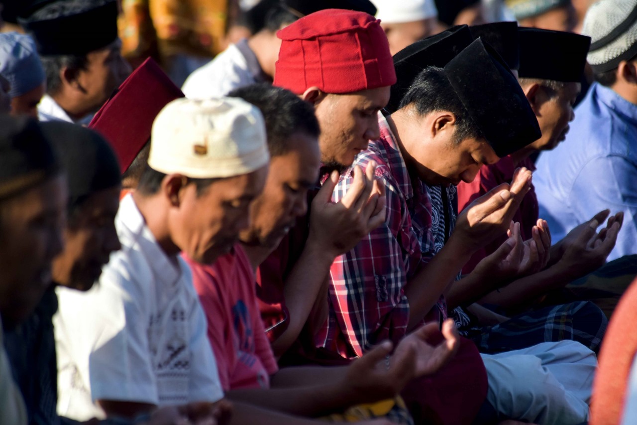 BERDOA : Warga binaan lapas Kelas IIA Lobar sedang melakukan ibadah keagamaan, beberapa waktu lalu. (LAPAS KURIPAN FOR LOMBOK POST)