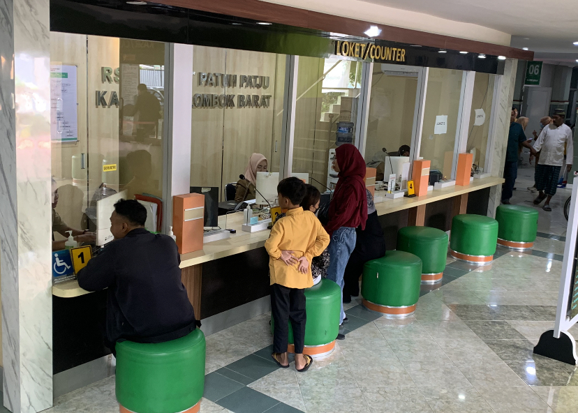 MENDAFTAR : Para pasien sedang melakukan transaksi pembayaran di loket RSUD Gerung, kemarin (2/4). (CHIA/LOMBOK POST)