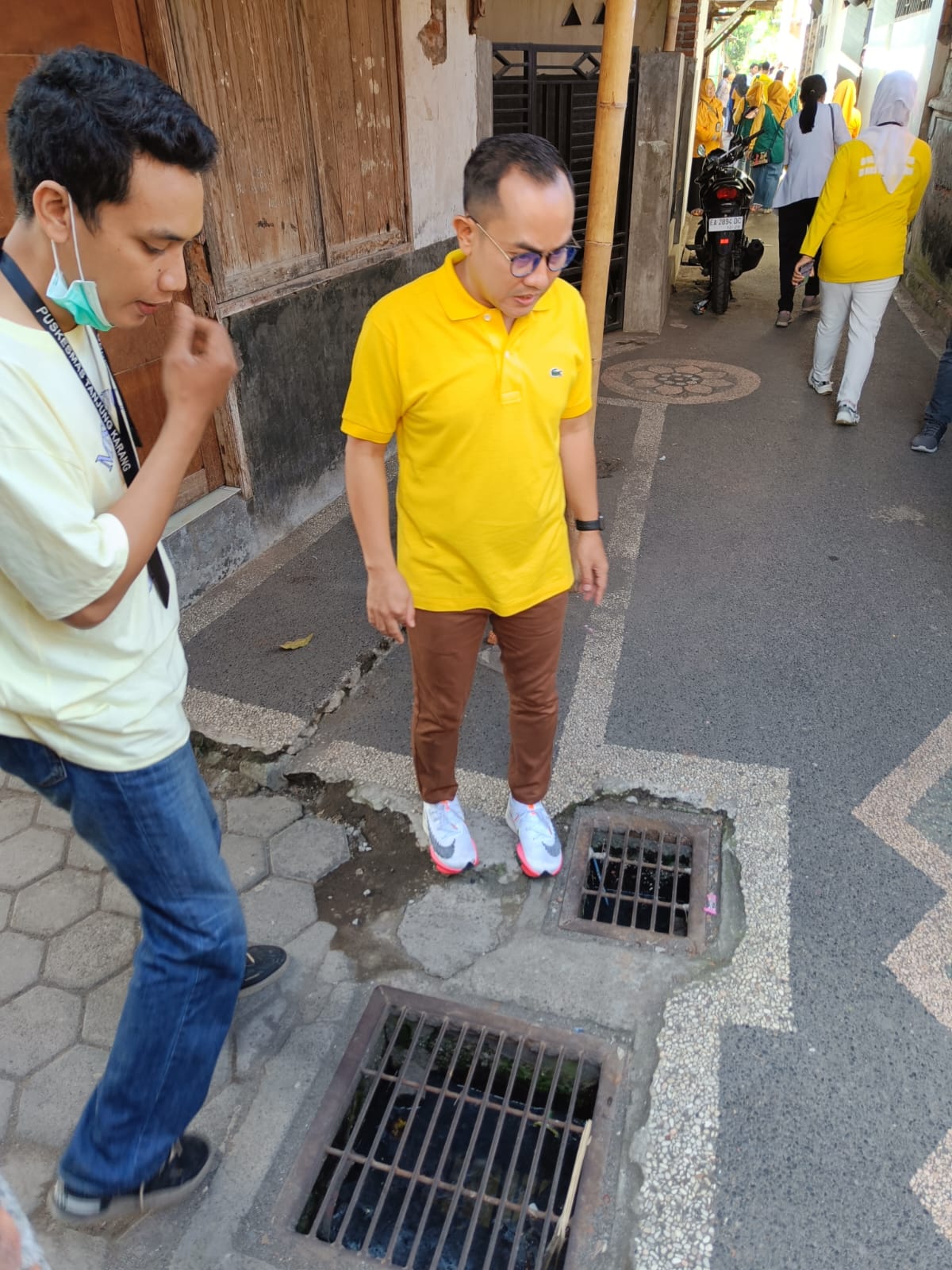 PANTAU JENTIK: Kepala Dinas kesehatan Kota Mataram dr Emirald Isfihan saat mengecek saluran.
