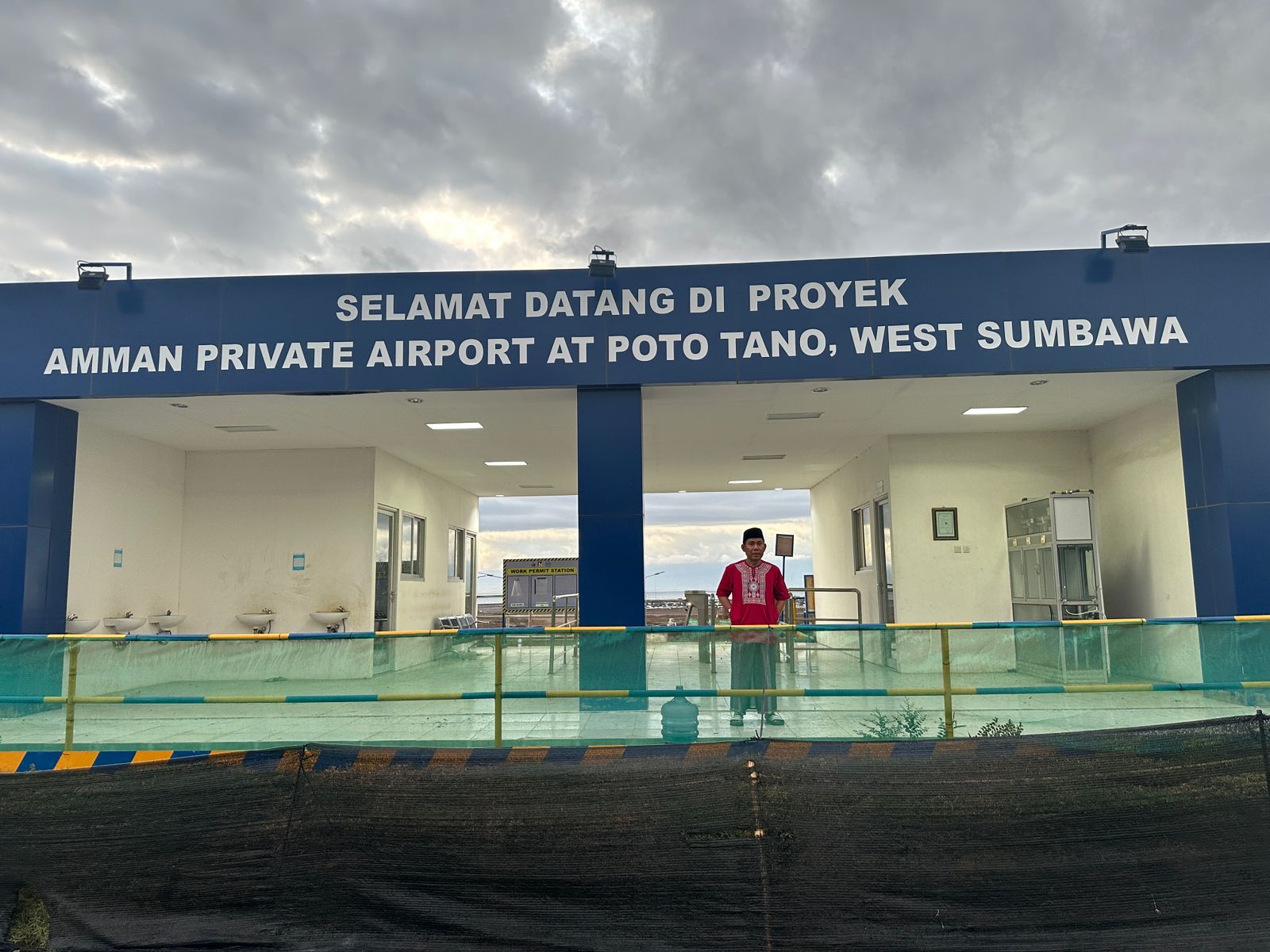 SEGERA RAMPUNG: Bupati KSB HW Musyafirin berfoto di lokasi proyek bandara khusus milik PT Amman Mineral di Desa Kiantar, kemarin.
