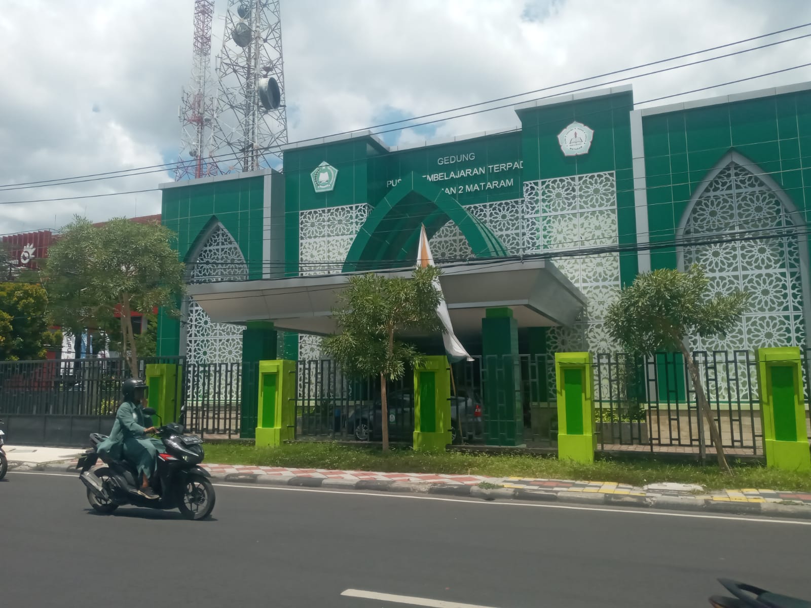 MADRASAH KEBANGGAAN: Seorang pengendara melintas di depan MAN 2 Mataram. (ROJAI/LOMBOK POST)