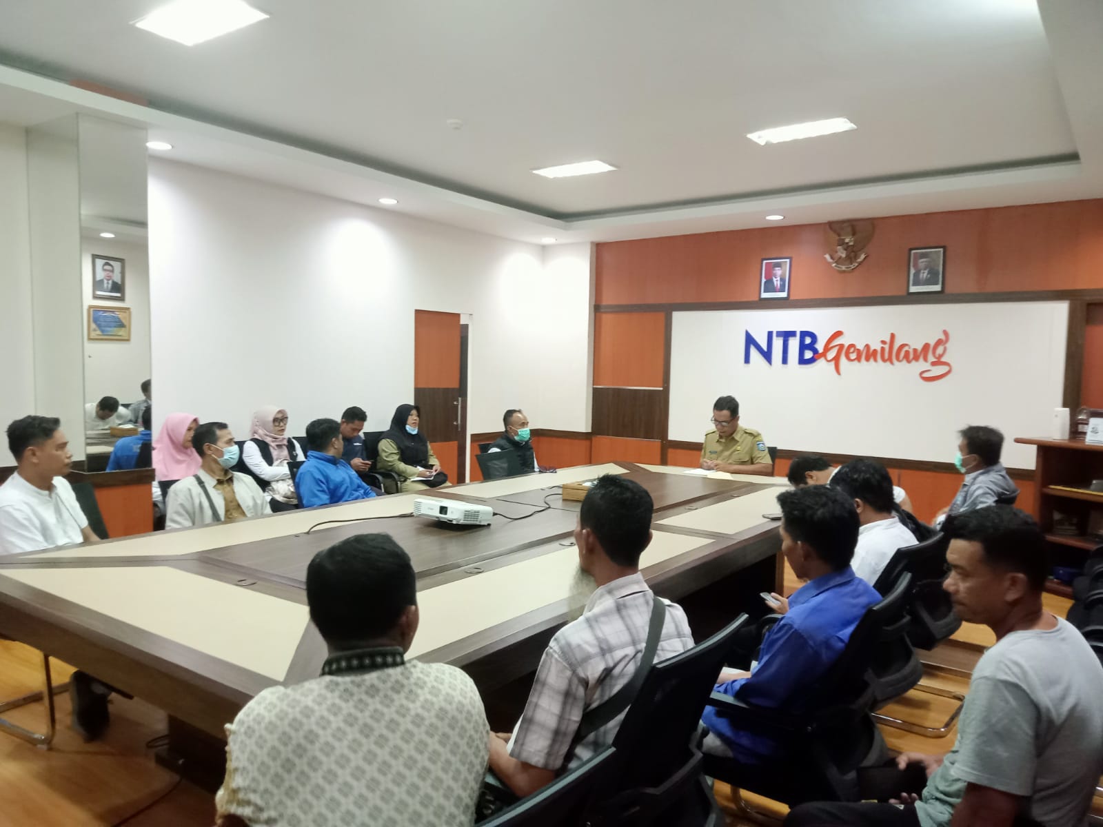 SAMPAIKAN ASPIRASI: Pengurus AHN NTB audiensi terkait kurang diakomodirnya tendik dalam rekrutmen calon ASN tahun ini, di ruang rapat Sekda NTB, Selasa (2/4). (FOTO: AHN NTB FOR LOMBOK POST)