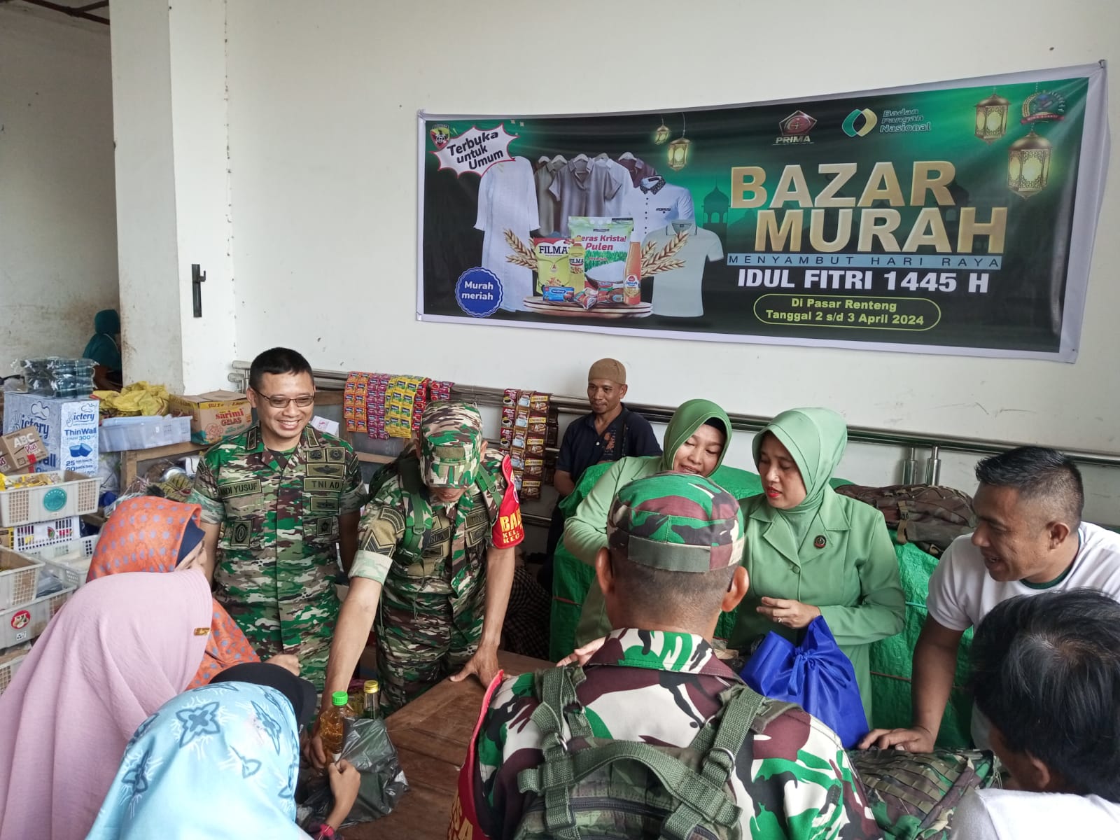 SAMBUT LEBARAN: Masyarakat serbu bazaar murah yang digelar Kodim 1620/Loteng di Pasar Renteng,&nbsp;Rabu (3/4). (FOTO: DEWI/LOMBOK POST)