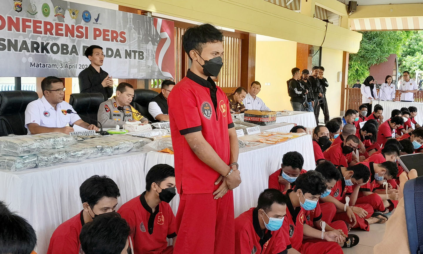 Pelaku penyelundupan sabu berinisial S (berdiri), 36 tahun, diperlihatkan kepada media dalam konferensi pers di Polda NTB, Rabu (3/4).