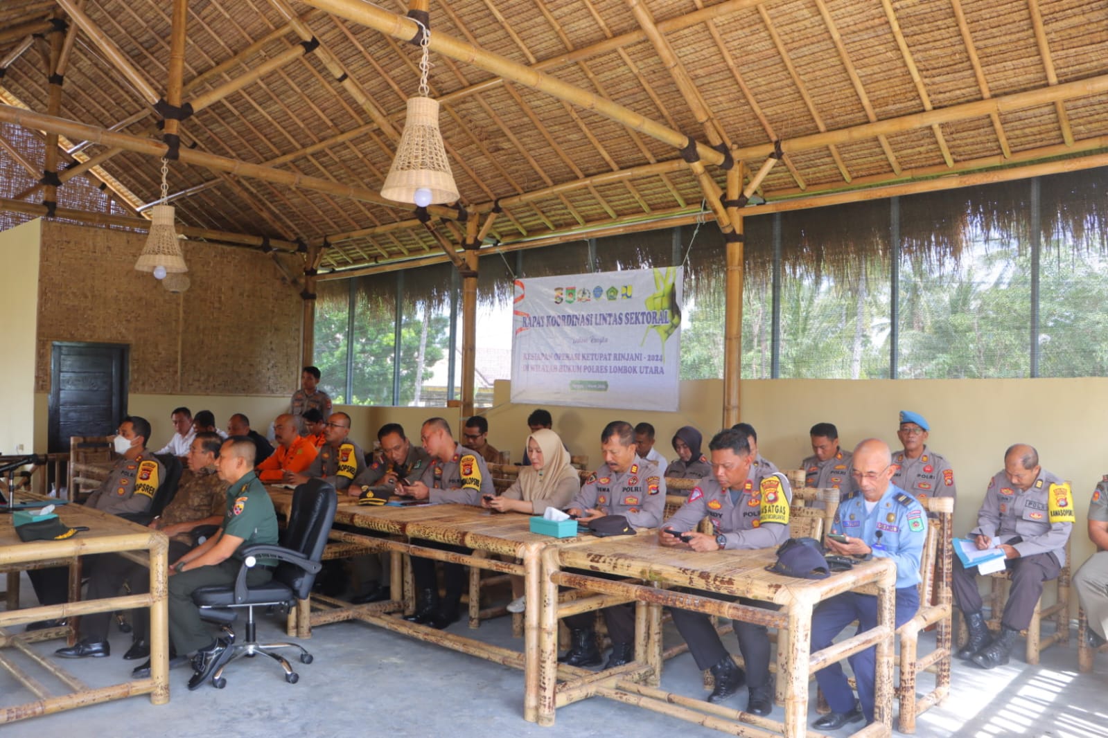 BAHAS PERSIAPAN: Polres Lotara dan Forkopimda membahas persiapan pengamanan libur lebaran. (POLRES LOTARA FOR LOMBOK POST)