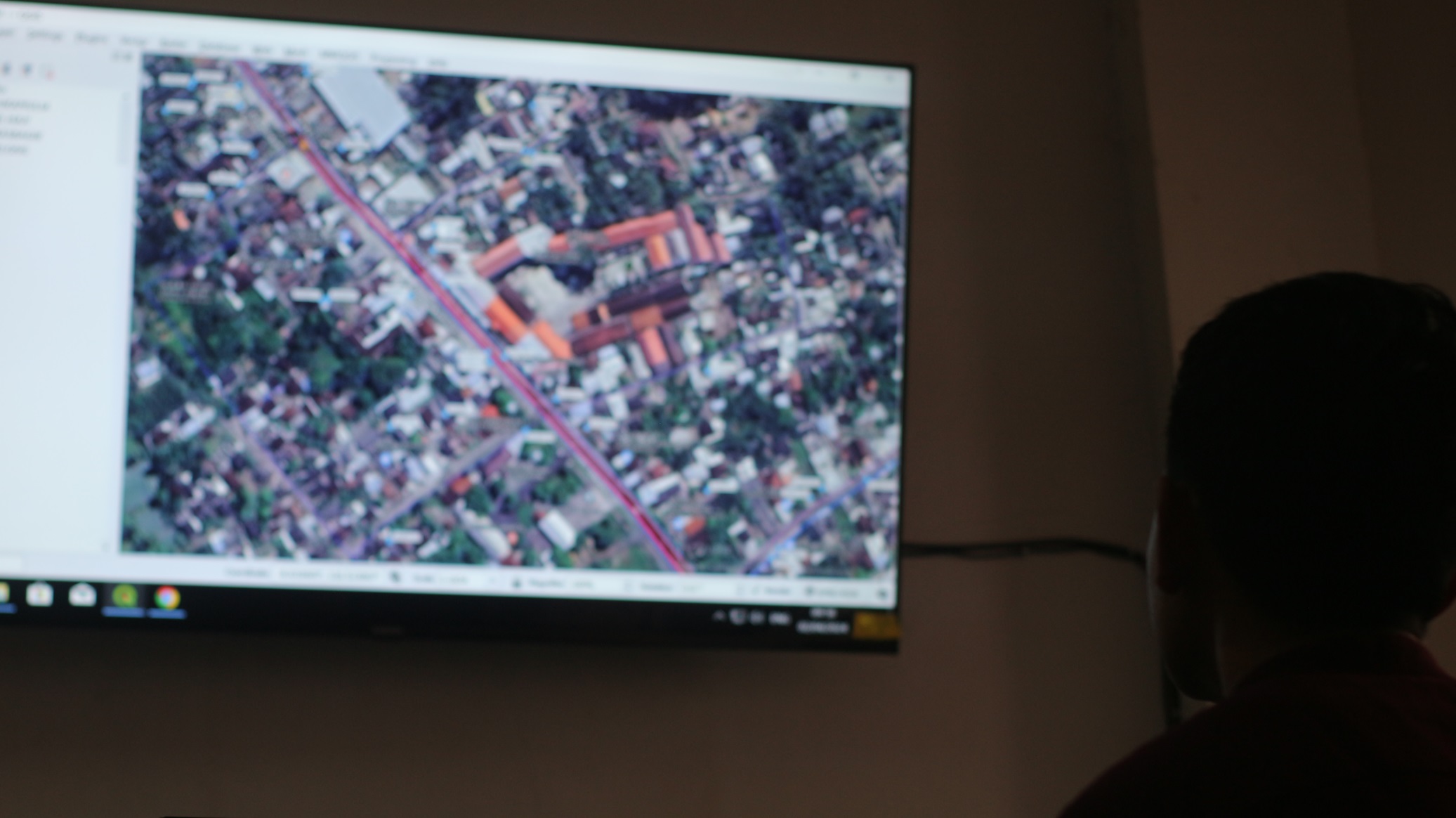 MELIHAT: Operator Aplikasi pendeteksi water meter pelanggan PDAM Lotim saat melihat titik-titik koordinat pelanggan PDAM, Rabu (3/4). (FOTO: SUPARDI/LOMBOK POST)