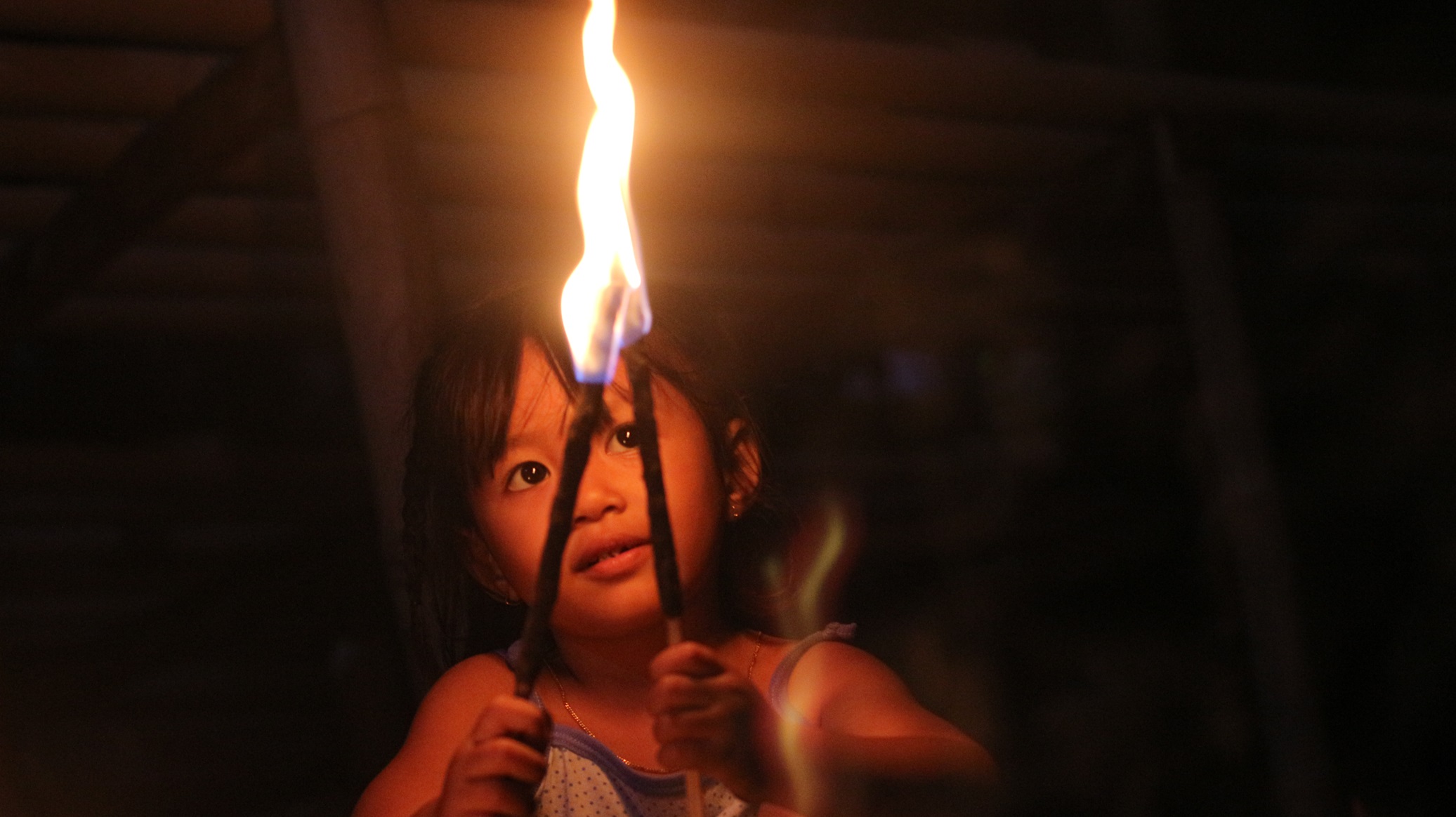 MENYALAKAN: Masyarakat Lombok Timur (Lotim) menyalakan Dila Jojor pada malam ke-21 Ramadan untuk menyambut Lailatul Qadar. (FOTO: SUPARDI/LOMBOK POST)