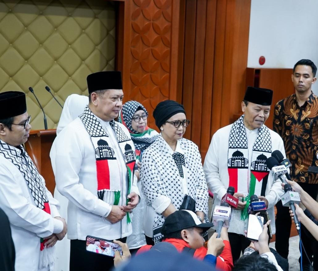 KETERANGAN PERS :  Wakil Ketua MPR Dr. Hidayat Nur Wahid mendampingi Ketua MPR Bambang Soesatyo dan Menteri Luar Negeri Retno Marsudi di Gedung DPR, Jakarta, pada Senin, (1/4/24).