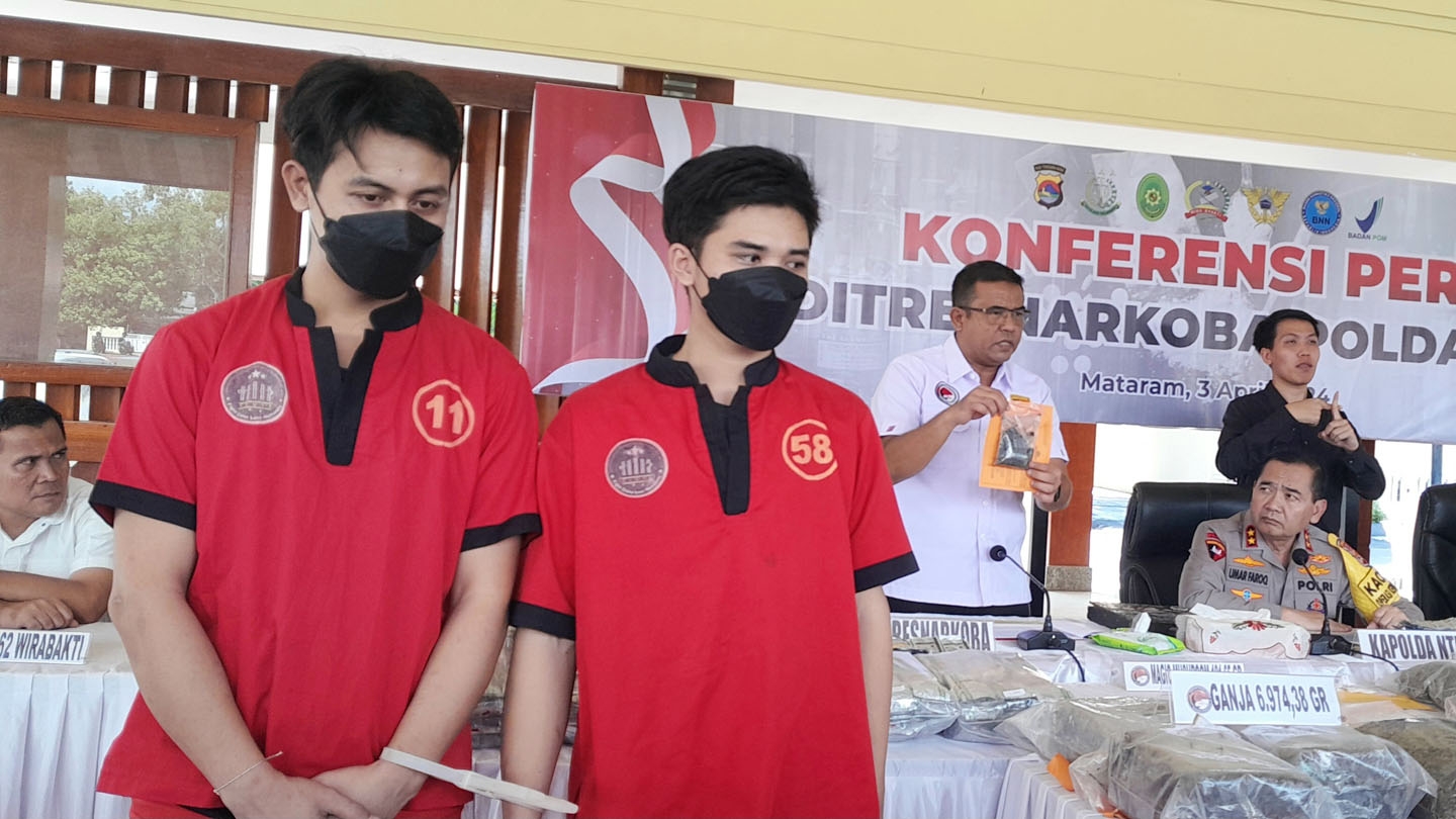 MRF (kiri) dan MY (kanan) ditangkap aparat Ditresnarkoba Polda NTB karena kedapatan menjual narkotika jenis magic mushroom di Gili Trawangan.