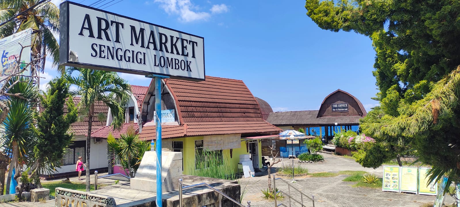 BISA GULUNG TIKAR: Tempat usaha di Pasar Seni yang rencananya akan ditata Pemprov NTB. (FOTO: HABIB/LOMBOK POST)