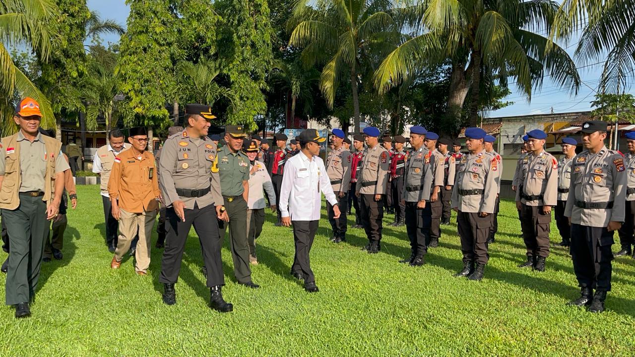 PENGAMANAN: Polres Lombok Barat menggelar apel gelar Pasukan Ops Ketupat Rinjani. (POLRES LOBAR FOR LOMBOK POST)