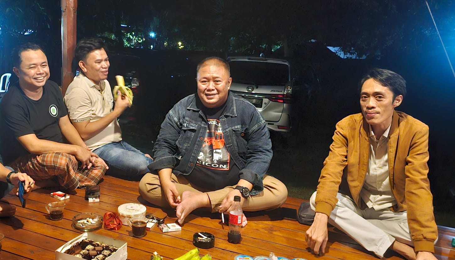 Penggagas Poros Tengah Dian Sandi Utama dalam diskusi terbuka bersama Direktur Mi6 Bambang Mei Finarwanto dan Ketua RGR Lalu Atharifatullah di Pendopo Pengadang, Loteng, Kamis (4/4).