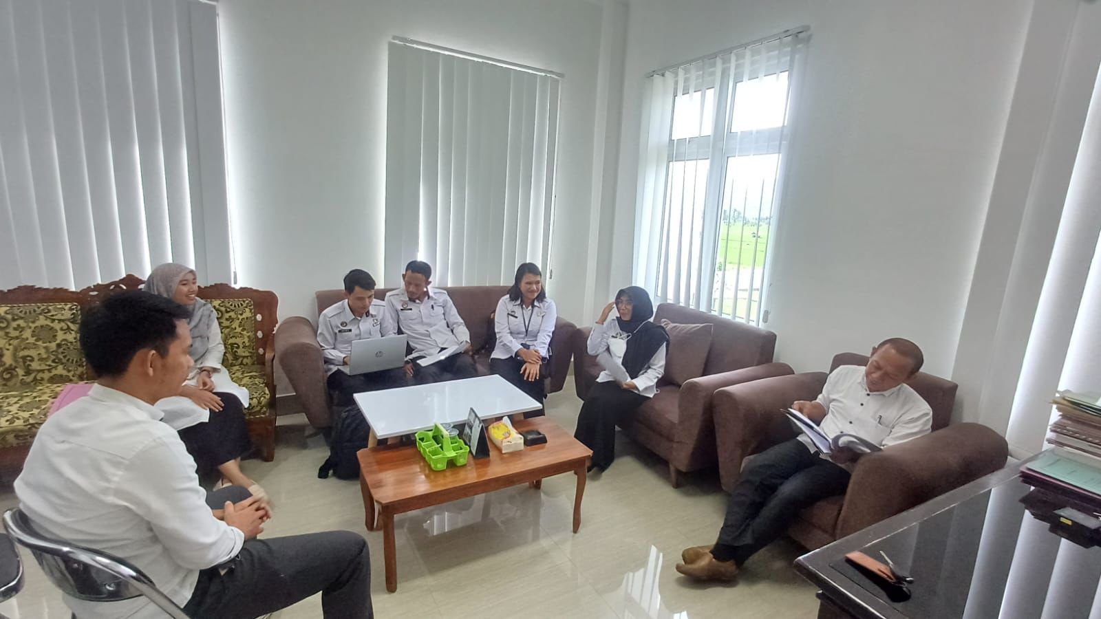 BERI PENILAIAN:  Panselda Paralegal Justice Award 2024 saat bertemu Kabag Hukum Setda Lobar Raden Gabadi Kesuma di Kantor Bupati Lombok Utara, Rabu (3/4)