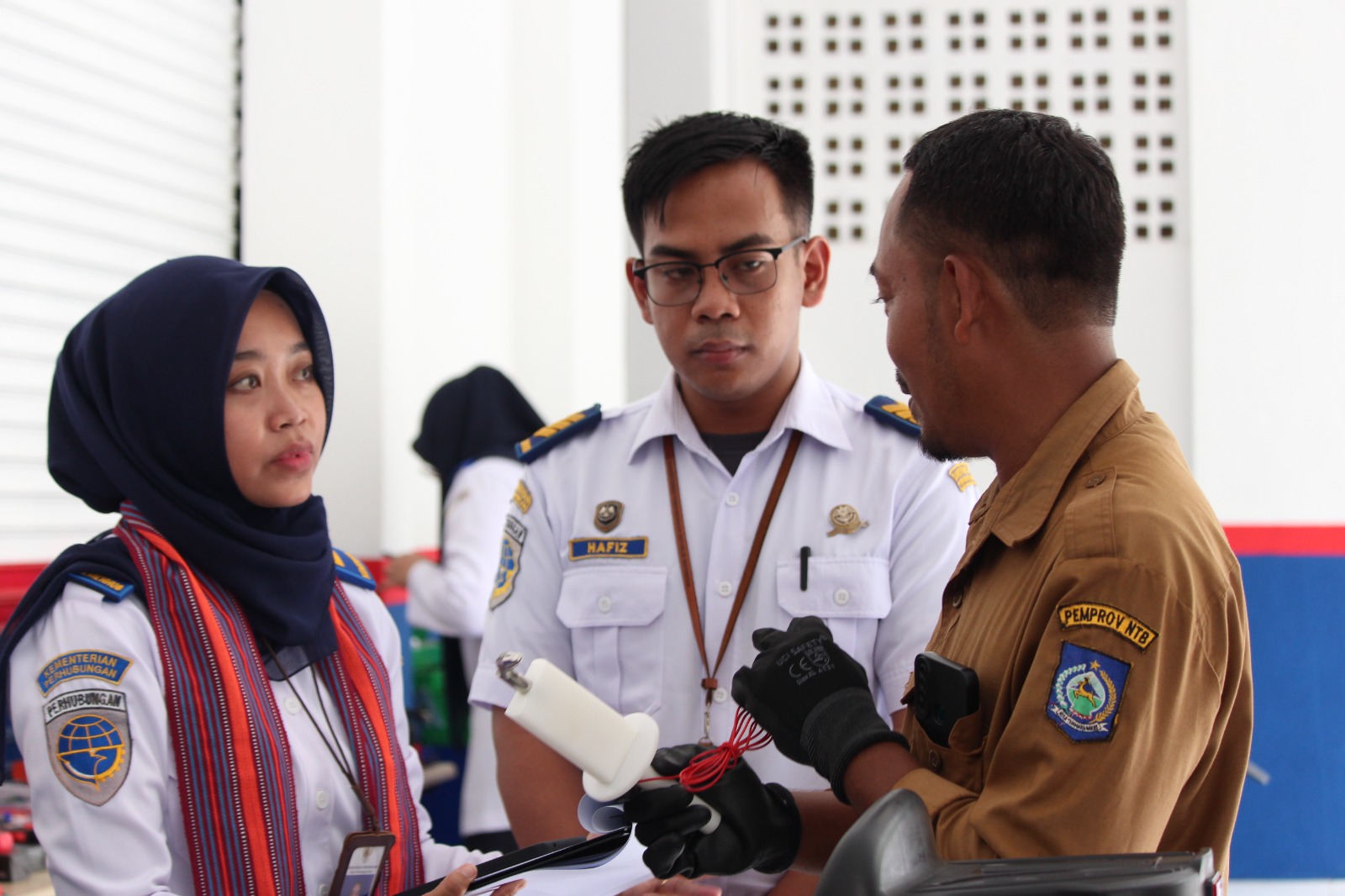 Tim verifikasi Kementerian Perhubungan melakukan verifikasi terhadap kesiapan  teknis dan kesiapan SDM di bengkel konversi SMKN 3 Mataram.
