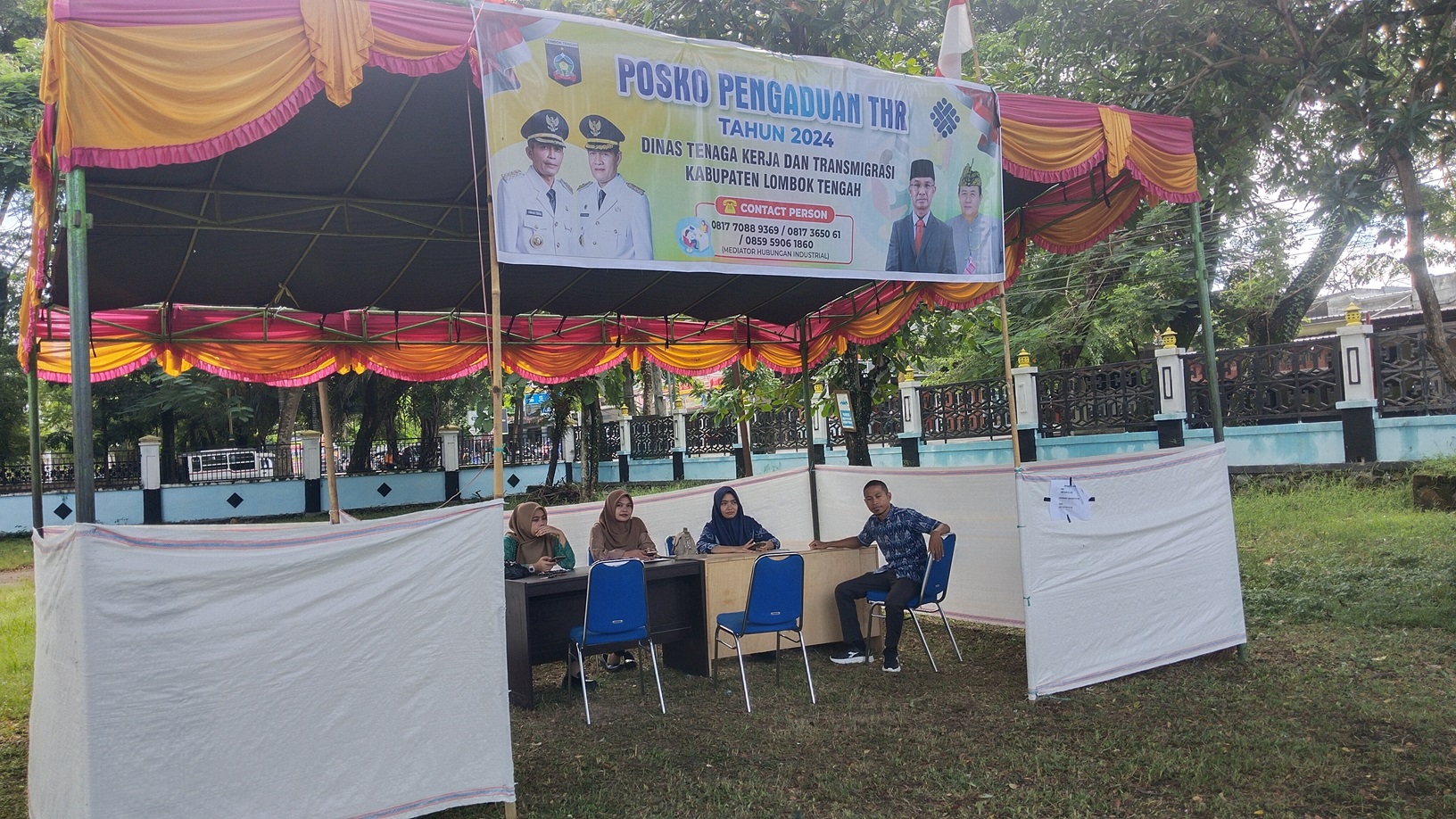 ADUKAN: Sejumlah petugas berada di Posko Pengaduan THR yang didirikan Dinas Tenaga Kerja dan Transmigrasi (Disnakertrans) Loteng, Selasa (2/4). (FOTO: DEWI/LOMBOK POST)