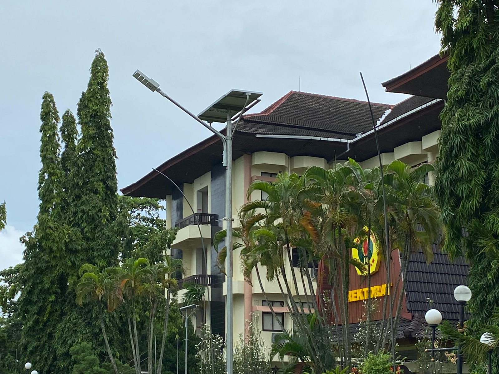 PEDULI LINGKUNGAN: Unram memilih untuk menggunakan teknologi terbarukan dengan memasang lampu-lampu berpanel surya di lokasi-lokasi strategis di dalam kampus.