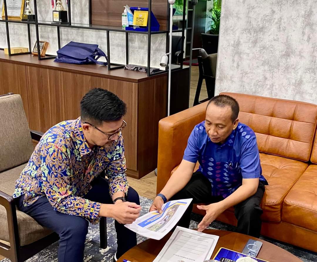 BAHAS INFRASTRUKTUR: Wakil Bupati KSB Fud Syaifuddin saat bertemu dengan Direktur Program Bina Marga di Jakarta, kemarin. (IST/LOMBOK POST)