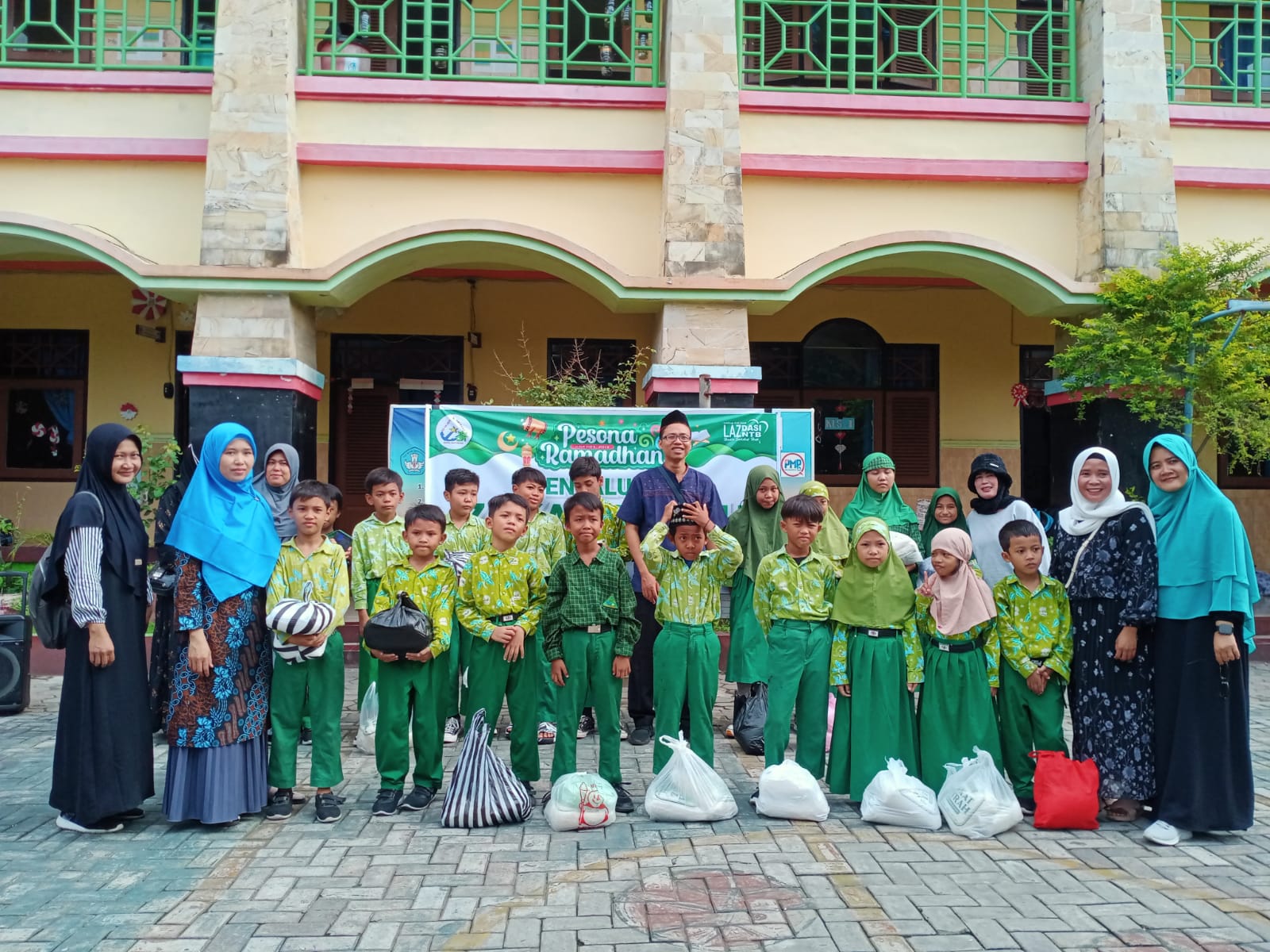 ZAKAT FITRAH: Murid SDN 1 Ampenan foto bersama guru usai penyaluran zakat fitrah di sekolah setempat, belum lama ini.