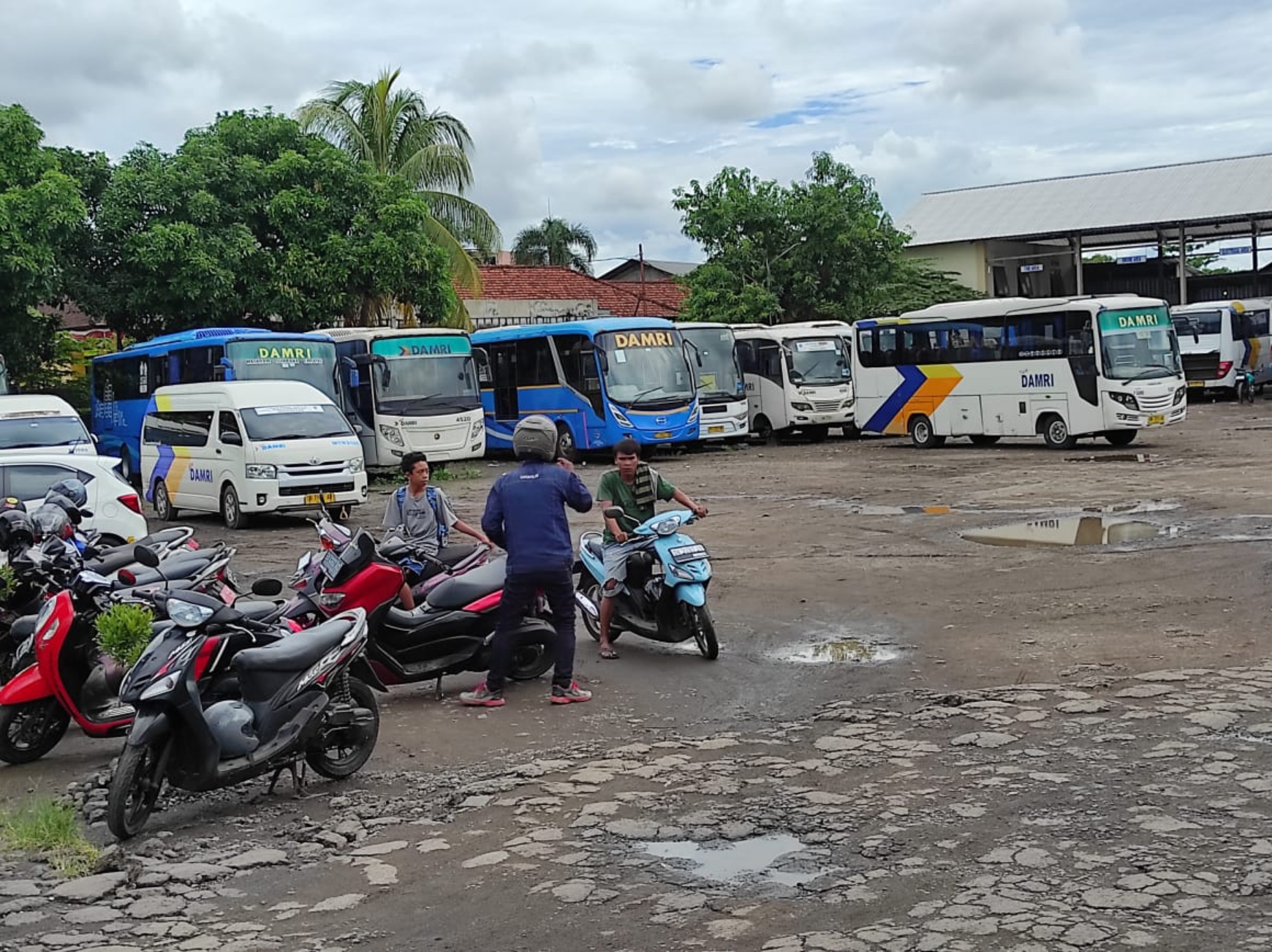 KESIAPAN ARMADA: Sejumlah bus yang terparkir di halaman Kantor Damri cabang Mataram, kemarin (4/4). (FERIAL/LOMBOK POST)