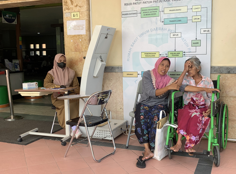MENUNGGU: Pasien yang sedang menunggu masuk pemeriksaan poli umum di Rumah Sakit Patut Patuh Patju, beberapa waktu lalu.&nbsp; (FOTO: CHIA/LOMBOK POST)